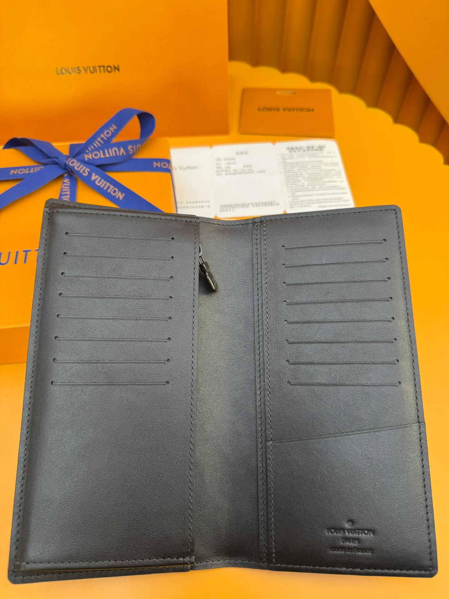 M62900 "Special Duty Free" ♻️[Official special edition·First-class material·All-steel hardware·Anti-counterfeiting chip·Full set of packaging] Elegant appearance design with Monogram Shadow cow leather, this very soft Brazza wallet is decorated with a light iconic Monogram embossing. Features multiple card slots and compartments, including a zippered coin compartment. 19x10x2cm 💰700