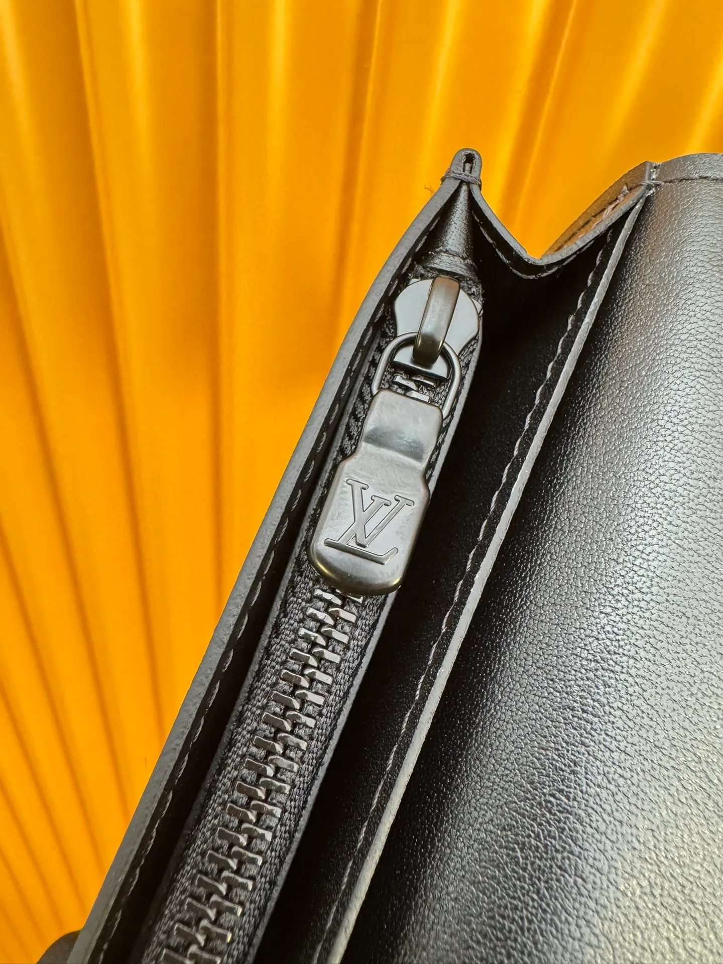 M62900 "Special Duty Free" ♻️[Official special edition·First-class material·All-steel hardware·Anti-counterfeiting chip·Full set of packaging] Elegant appearance design with Monogram Shadow cow leather, this very soft Brazza wallet is decorated with a light iconic Monogram embossing. Features multiple card slots and compartments, including a zippered coin compartment. 19x10x2cm 💰700