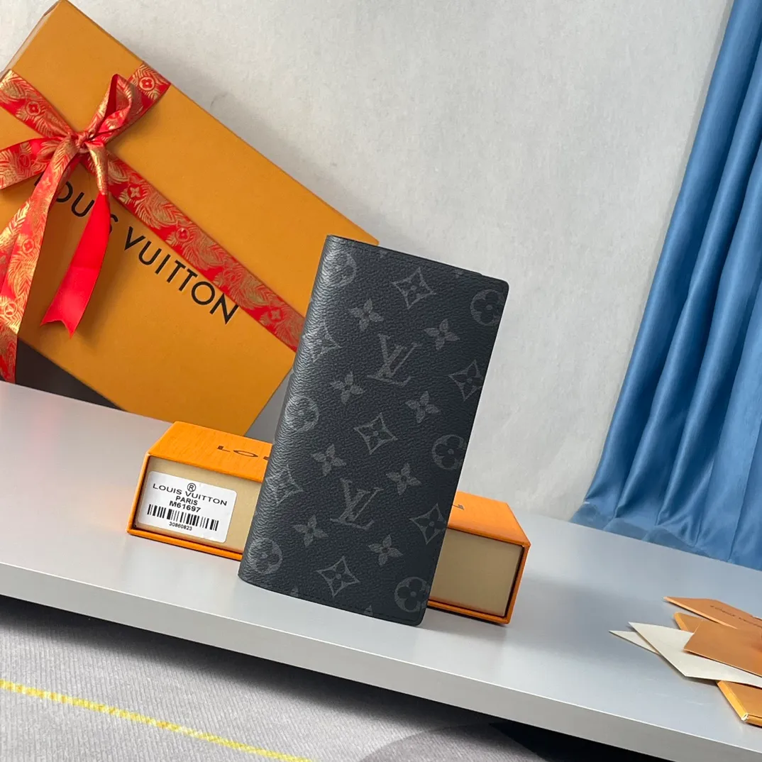 P340🇫🇷Exclusive real shot of overseas original single M61697! Crafted from the new Monogram Eclipse canvas in signature black and gray, this tough wallet is small enough to fit into a jacket breast pocket while easily holding coins, credit cards and receipts. Size: 19X10cm