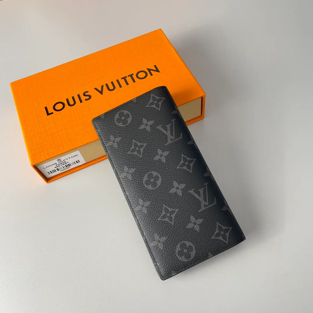 P340🇫🇷Exclusive real shot of overseas original single M61697! Crafted from the new Monogram Eclipse canvas in signature black and gray, this tough wallet is small enough to fit into a jacket breast pocket while easily holding coins, credit cards and receipts. Size: 19X10cm