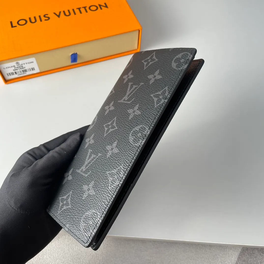 P340🇫🇷Exclusive real shot of overseas original single M61697! Crafted from the new Monogram Eclipse canvas in signature black and gray, this tough wallet is small enough to fit into a jacket breast pocket while easily holding coins, credit cards and receipts. Size: 19X10cm