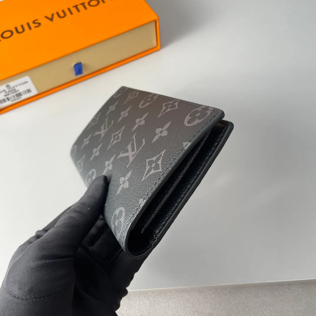 P340🇫🇷Exclusive real shot of overseas original single M61697! Crafted from the new Monogram Eclipse canvas in signature black and gray, this tough wallet is small enough to fit into a jacket breast pocket while easily holding coins, credit cards and receipts. Size: 19X10cm