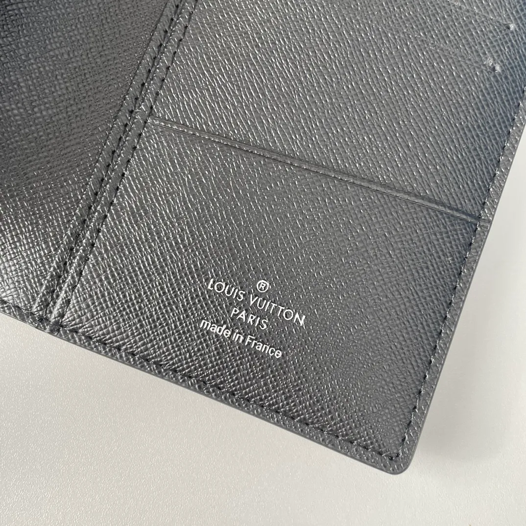 P340🇫🇷Exclusive real shot of overseas original single M61697! Crafted from the new Monogram Eclipse canvas in signature black and gray, this tough wallet is small enough to fit into a jacket breast pocket while easily holding coins, credit cards and receipts. Size: 19X10cm