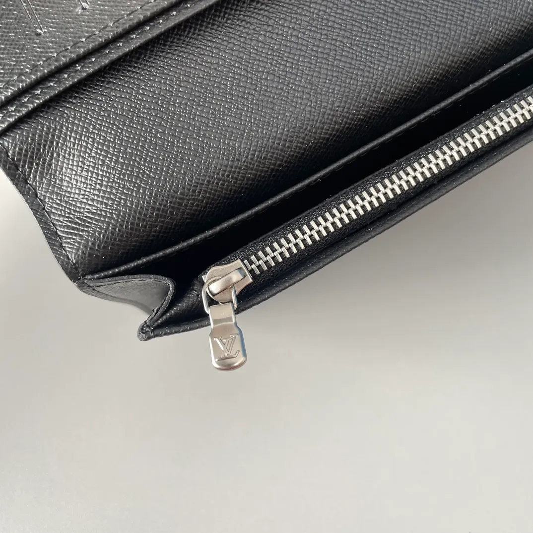 P340🇫🇷Exclusive real shot of overseas original single M61697! Crafted from the new Monogram Eclipse canvas in signature black and gray, this tough wallet is small enough to fit into a jacket breast pocket while easily holding coins, credit cards and receipts. Size: 19X10cm