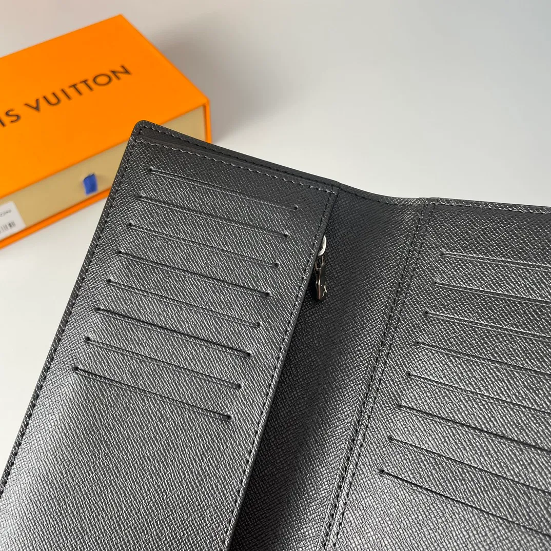 P340🇫🇷Exclusive real shot of overseas original single M61697! Crafted from the new Monogram Eclipse canvas in signature black and gray, this tough wallet is small enough to fit into a jacket breast pocket while easily holding coins, credit cards and receipts. Size: 19X10cm