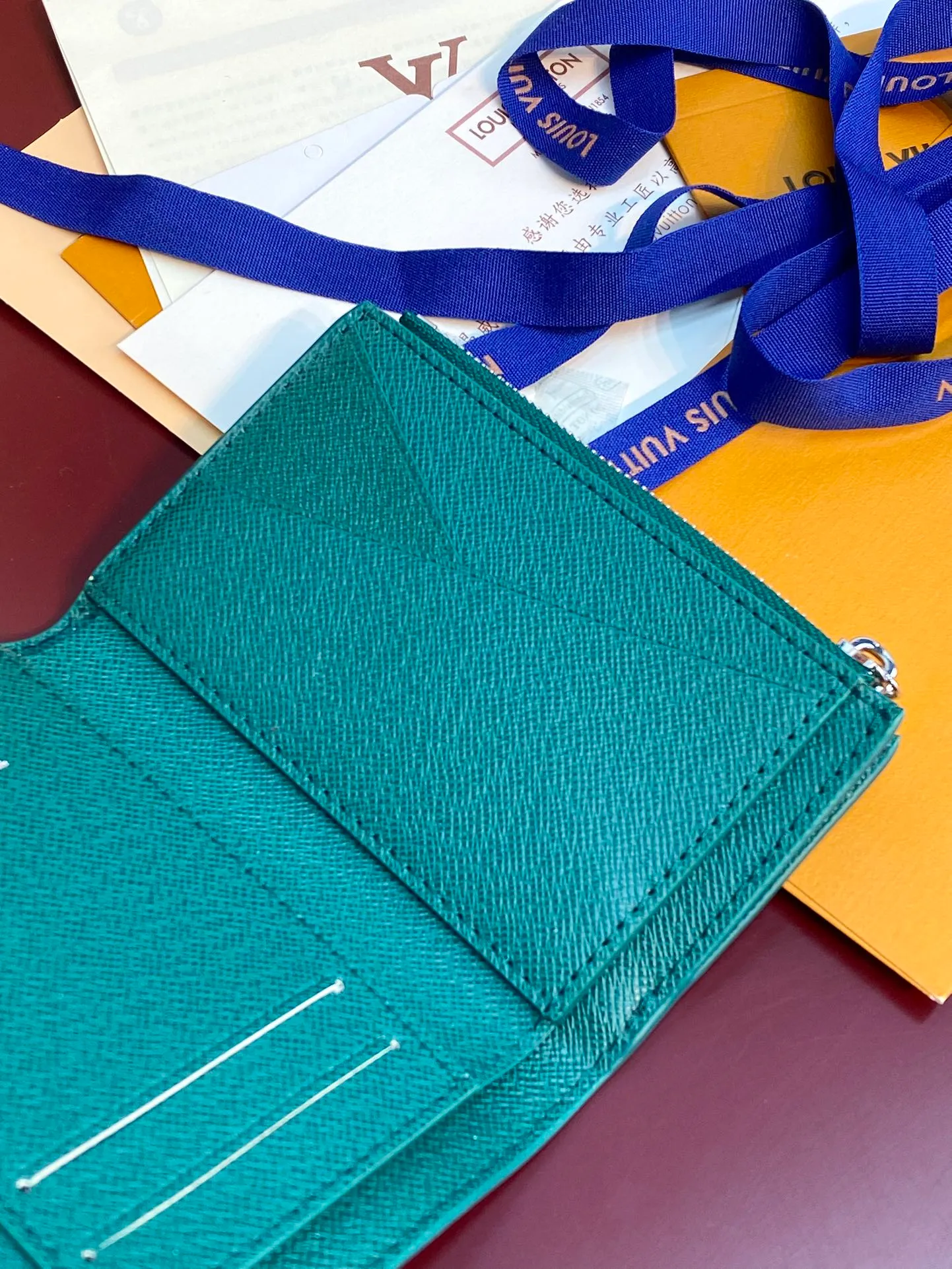M13222 green! Victor Wallet, this elegant Victor wallet is made of Monogram Eclipse canvas and can hold change, business cards, banknotes and receipts, making it extremely practical. This wallet features a snap closure and opens to reveal a bill pocket, five compartments for credit cards or transit cards, and a zippered coin pocket. The Victor wallet is compact and fits easily into your pocket.  11.5 x 9 x 2.5 cm (length x height x width). 💰520