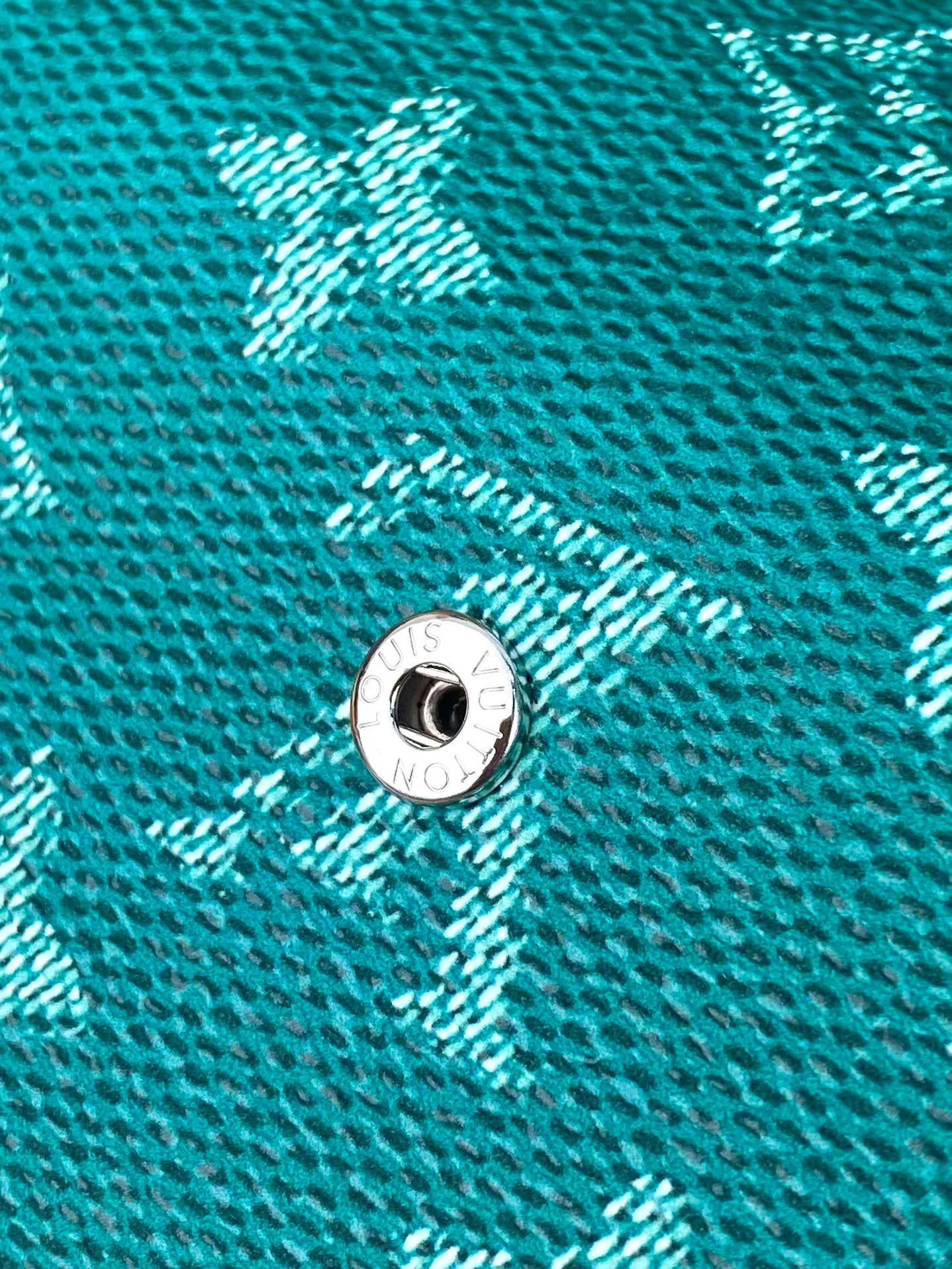 M13222 green! Victor Wallet, this elegant Victor wallet is made of Monogram Eclipse canvas and can hold change, business cards, banknotes and receipts, making it extremely practical. This wallet features a snap closure and opens to reveal a bill pocket, five compartments for credit cards or transit cards, and a zippered coin pocket. The Victor wallet is compact and fits easily into your pocket.  11.5 x 9 x 2.5 cm (length x height x width). 💰520