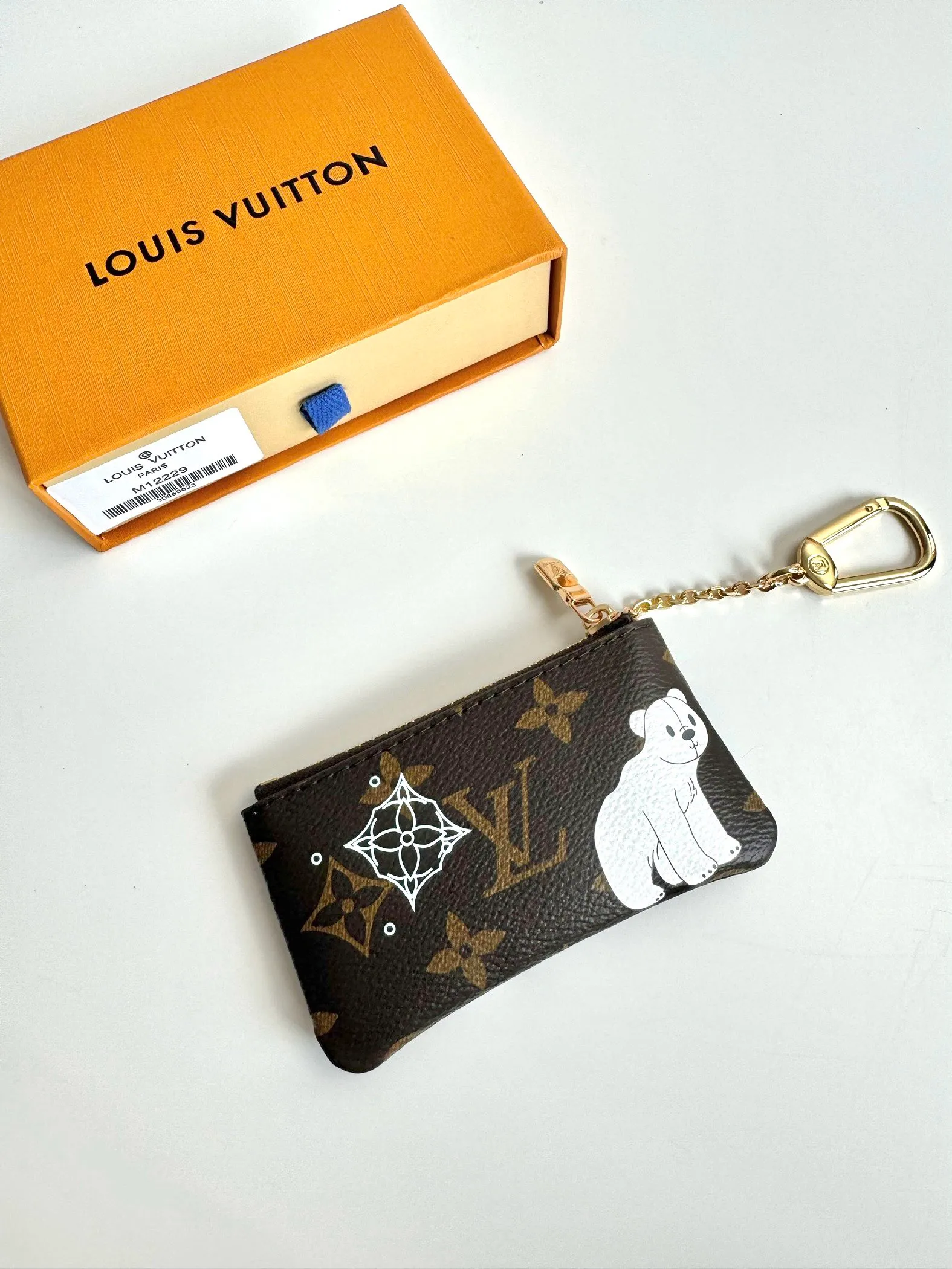 P320🇫🇷Exclusive real shot of overseas original single M12229! This key bag is made of Monogram canvas, depicting the brand's mascot Vivienne pushing a snowball in playful brushstrokes, with a glittering polar bear pattern reflected on the back. The keychain and Vivienne-shaped zipper add dazzling sparkle, making them ideal gifts for Vivienne collectors. Size: 12×7×1.5cm