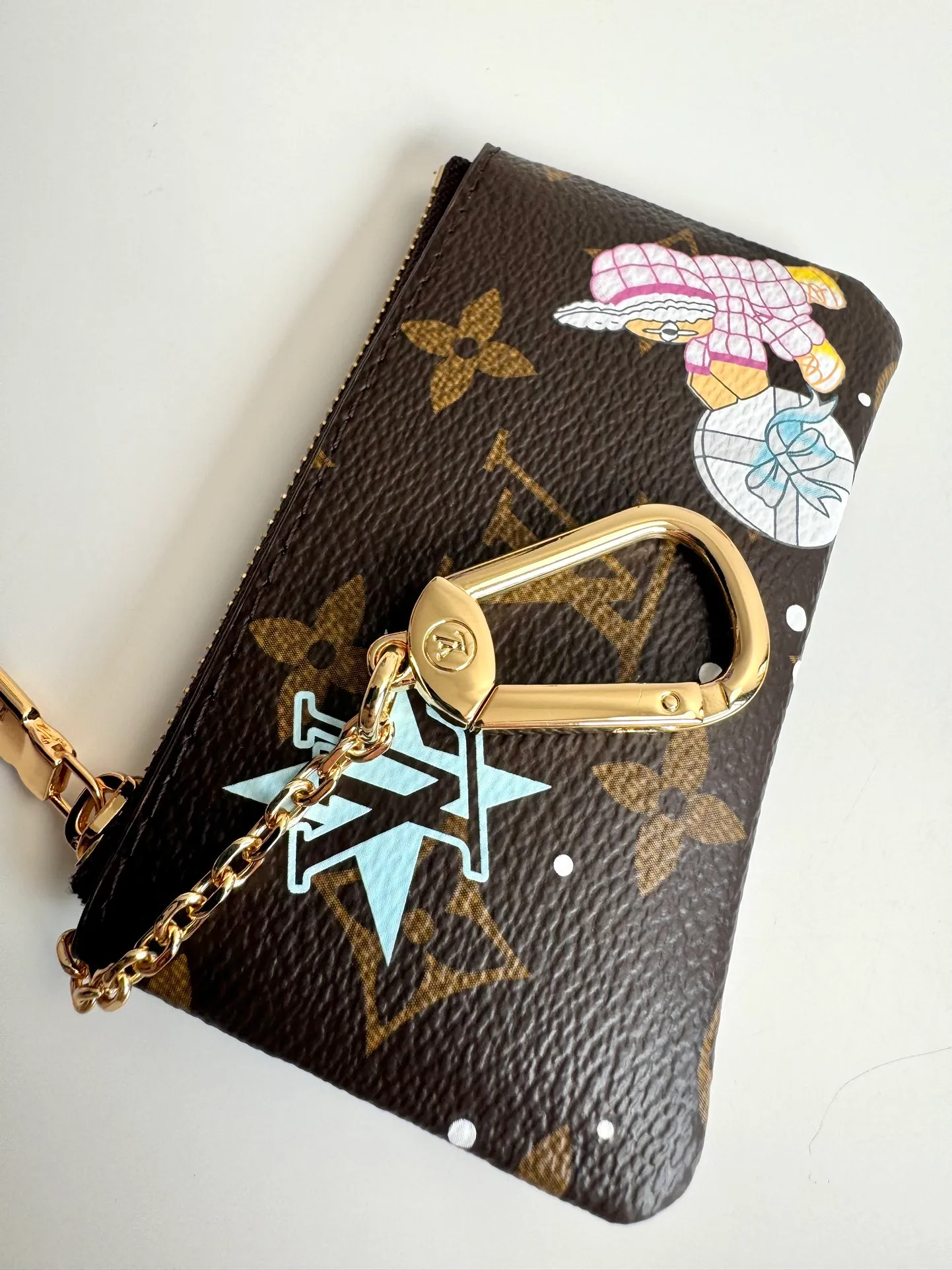 P320🇫🇷Exclusive real shot of overseas original single M12229! This key bag is made of Monogram canvas, depicting the brand's mascot Vivienne pushing a snowball in playful brushstrokes, with a glittering polar bear pattern reflected on the back. The keychain and Vivienne-shaped zipper add dazzling sparkle, making them ideal gifts for Vivienne collectors. Size: 12×7×1.5cm