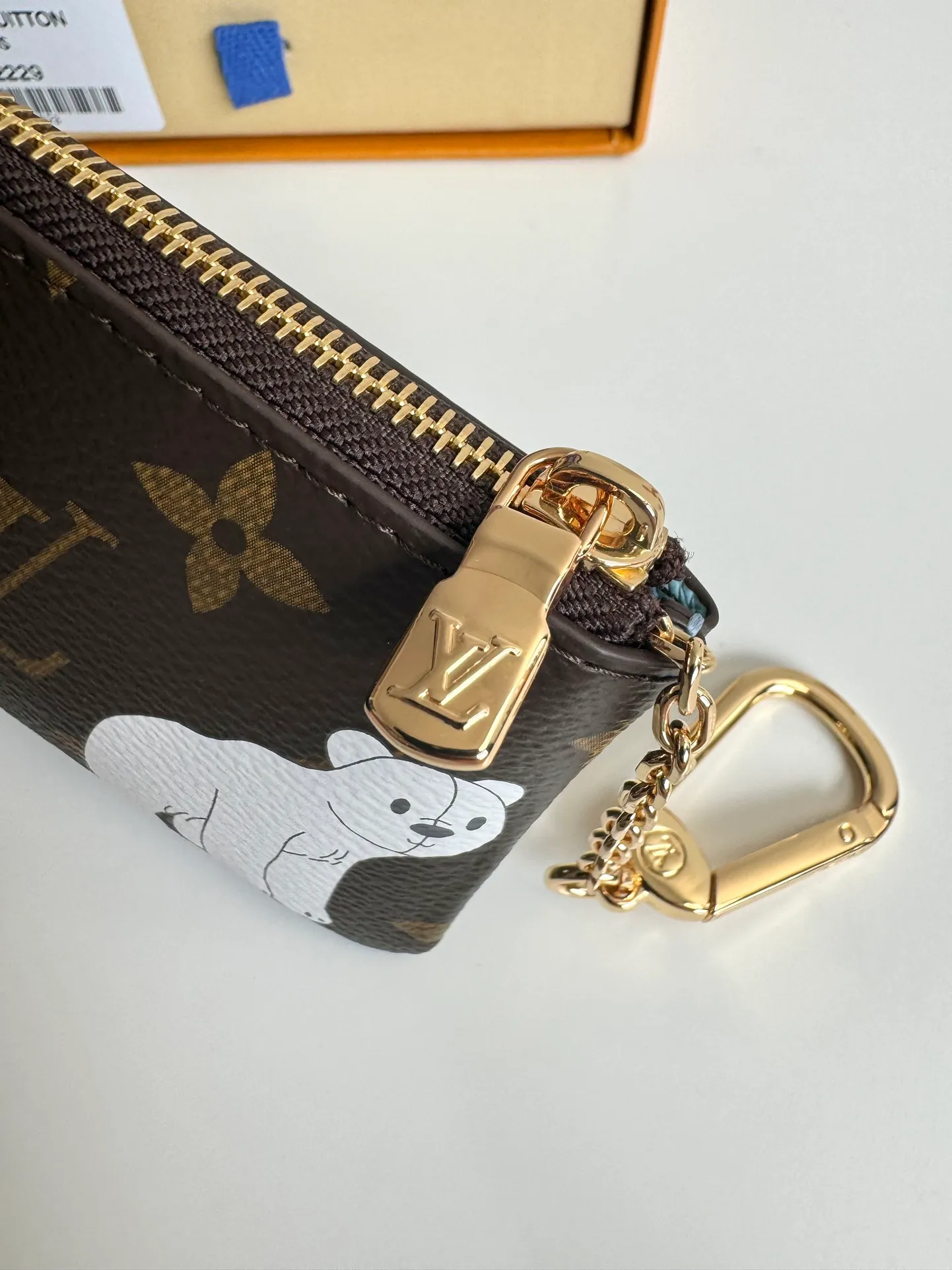 P320🇫🇷Exclusive real shot of overseas original single M12229! This key bag is made of Monogram canvas, depicting the brand's mascot Vivienne pushing a snowball in playful brushstrokes, with a glittering polar bear pattern reflected on the back. The keychain and Vivienne-shaped zipper add dazzling sparkle, making them ideal gifts for Vivienne collectors. Size: 12×7×1.5cm