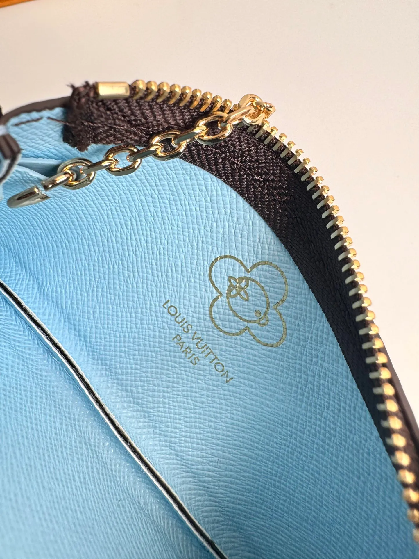 P320🇫🇷Exclusive real shot of overseas original single M12229! This key bag is made of Monogram canvas, depicting the brand's mascot Vivienne pushing a snowball in playful brushstrokes, with a glittering polar bear pattern reflected on the back. The keychain and Vivienne-shaped zipper add dazzling sparkle, making them ideal gifts for Vivienne collectors. Size: 12×7×1.5cm