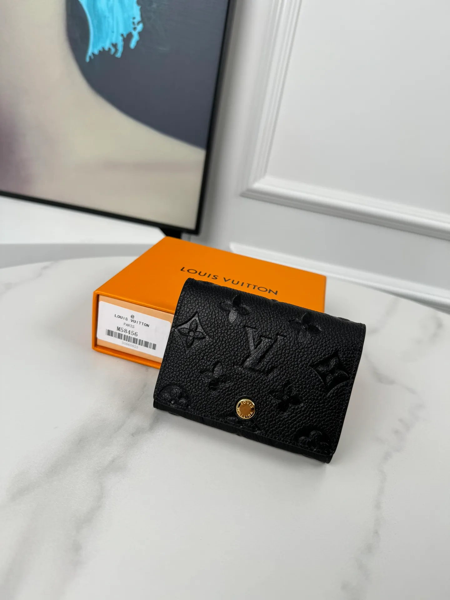 P340🇫🇷Exclusive real shot of overseas original single M58456! This business card holder is made of Monogram Empreinte leather, embossed with the iconic Monogram pattern, and is slim and compact. The flap is finished with Louis Vuitton-engraved snaps, and there's an accordion compartment and card slot underneath. Exquisite and fashionable, a perfect gift choice. Size: 10.5×8cm