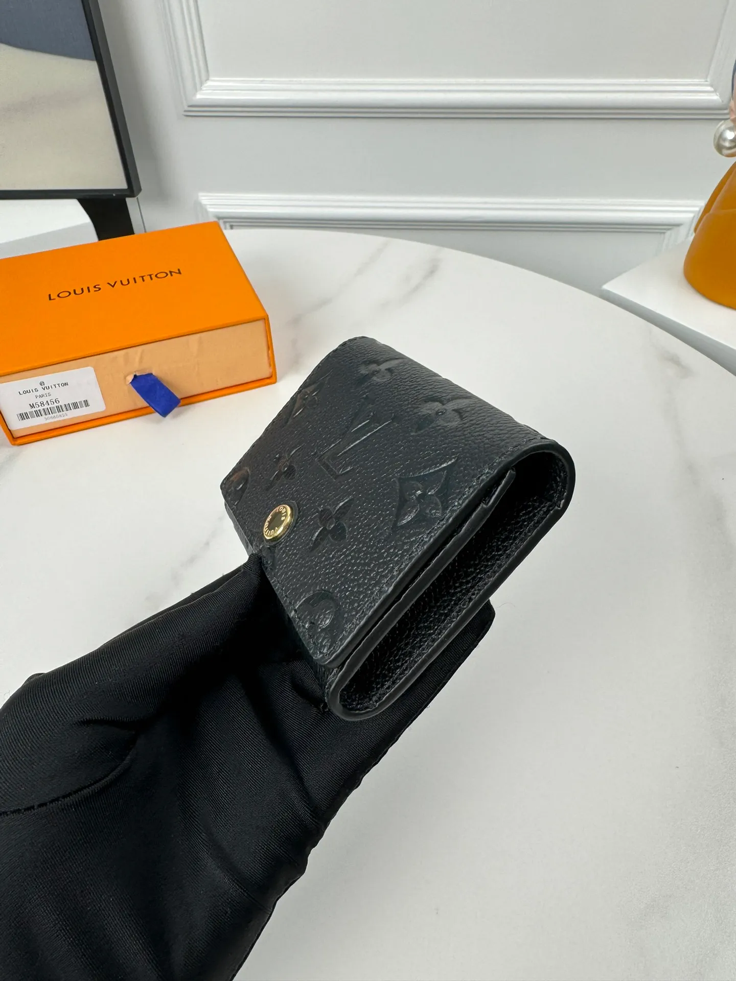 P340🇫🇷Exclusive real shot of overseas original single M58456! This business card holder is made of Monogram Empreinte leather, embossed with the iconic Monogram pattern, and is slim and compact. The flap is finished with Louis Vuitton-engraved snaps, and there's an accordion compartment and card slot underneath. Exquisite and fashionable, a perfect gift choice. Size: 10.5×8cm