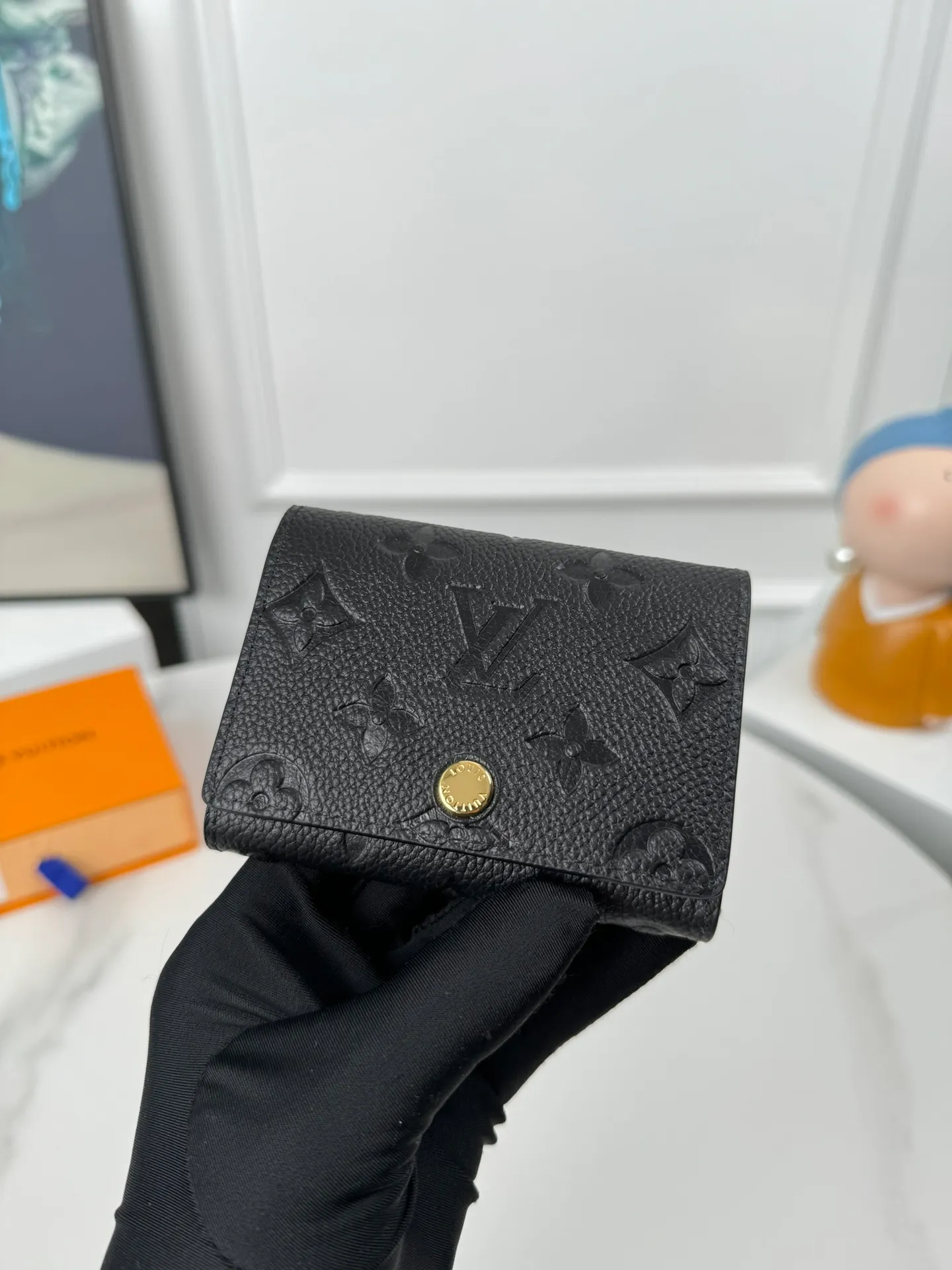 P340🇫🇷Exclusive real shot of overseas original single M58456! This business card holder is made of Monogram Empreinte leather, embossed with the iconic Monogram pattern, and is slim and compact. The flap is finished with Louis Vuitton-engraved snaps, and there's an accordion compartment and card slot underneath. Exquisite and fashionable, a perfect gift choice. Size: 10.5×8cm