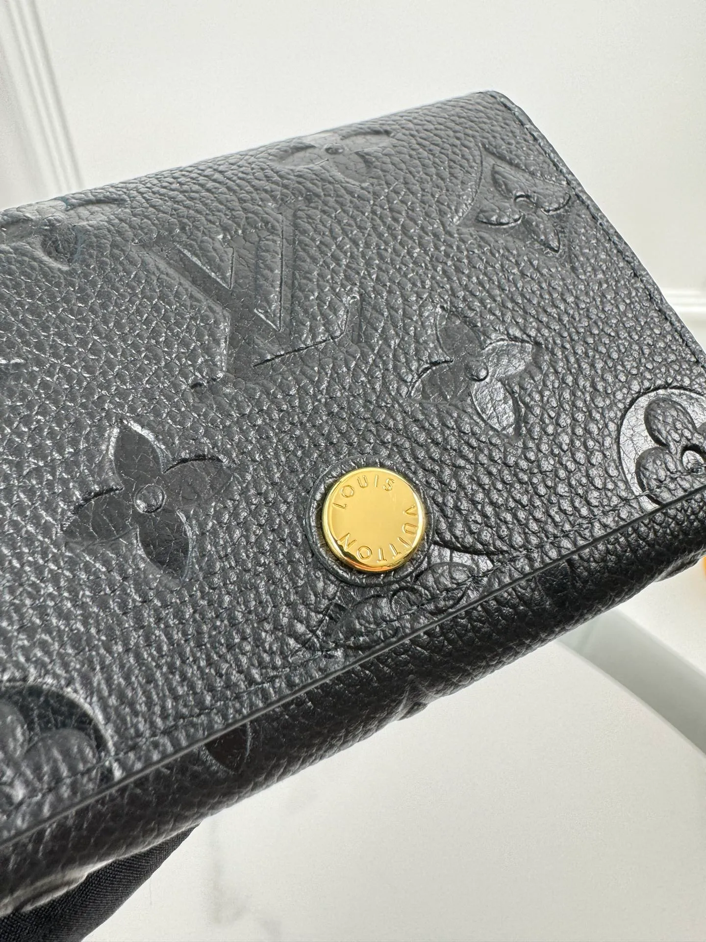 P340🇫🇷Exclusive real shot of overseas original single M58456! This business card holder is made of Monogram Empreinte leather, embossed with the iconic Monogram pattern, and is slim and compact. The flap is finished with Louis Vuitton-engraved snaps, and there's an accordion compartment and card slot underneath. Exquisite and fashionable, a perfect gift choice. Size: 10.5×8cm