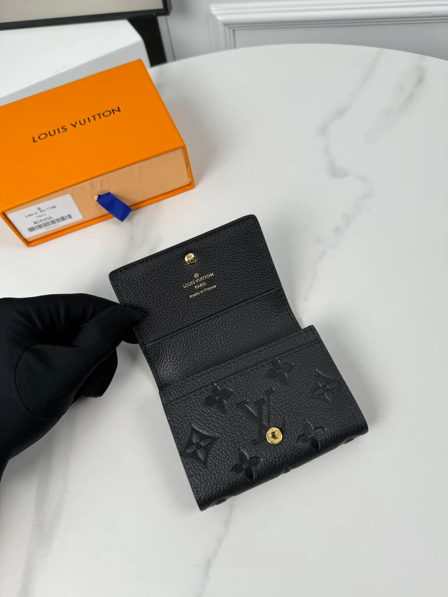 P340🇫🇷Exclusive real shot of overseas original single M58456! This business card holder is made of Monogram Empreinte leather, embossed with the iconic Monogram pattern, and is slim and compact. The flap is finished with Louis Vuitton-engraved snaps, and there's an accordion compartment and card slot underneath. Exquisite and fashionable, a perfect gift choice. Size: 10.5×8cm