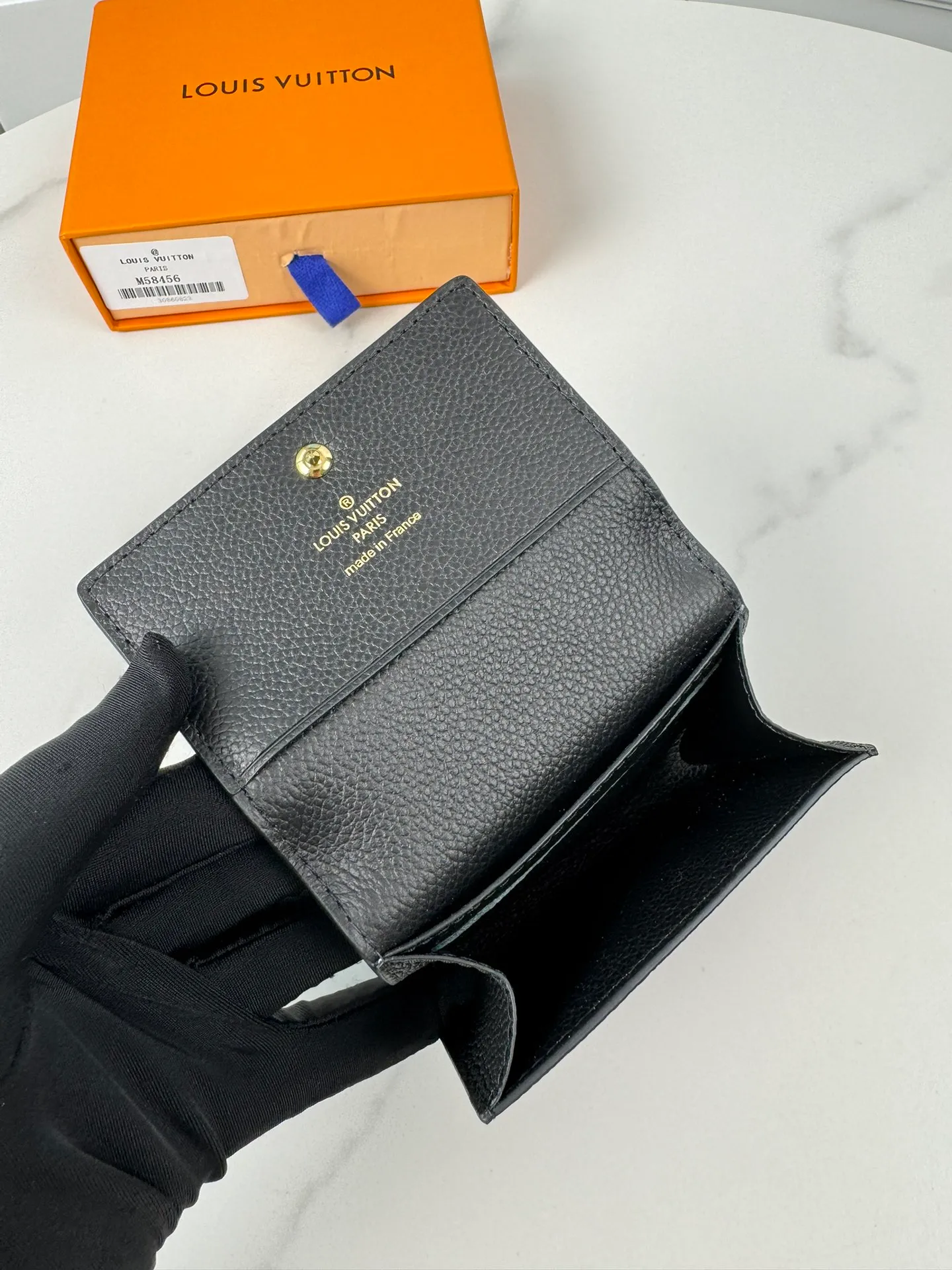 P340🇫🇷Exclusive real shot of overseas original single M58456! This business card holder is made of Monogram Empreinte leather, embossed with the iconic Monogram pattern, and is slim and compact. The flap is finished with Louis Vuitton-engraved snaps, and there's an accordion compartment and card slot underneath. Exquisite and fashionable, a perfect gift choice. Size: 10.5×8cm