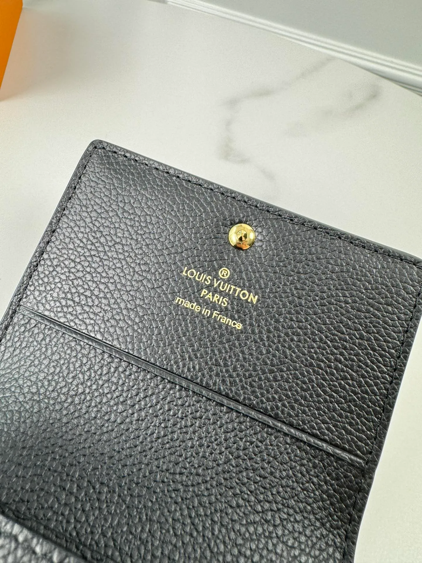 P340🇫🇷Exclusive real shot of overseas original single M58456! This business card holder is made of Monogram Empreinte leather, embossed with the iconic Monogram pattern, and is slim and compact. The flap is finished with Louis Vuitton-engraved snaps, and there's an accordion compartment and card slot underneath. Exquisite and fashionable, a perfect gift choice. Size: 10.5×8cm