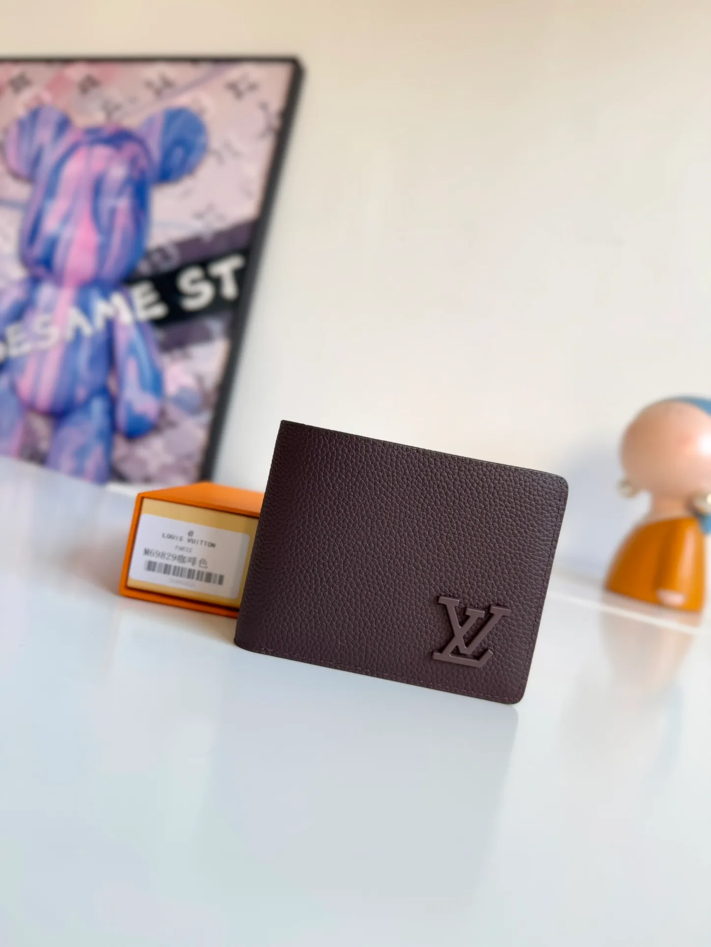 P360🇫🇷Exclusive real shot of overseas original order M69829 coffee! The LV Aerogram Multiple Wallet puts a new spin on a classic design. Exquisite craftsmanship gives the cow leather a rich grain texture, and the metal LV letters mark the brand identity. It can be easily matched with LV Aerogram series handbags. Size: 11.5×9×1.5cm