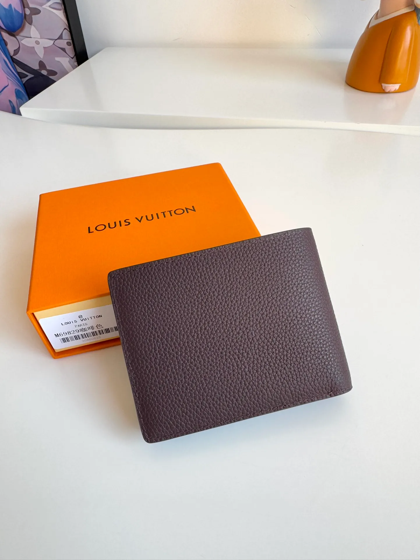 P360🇫🇷Exclusive real shot of overseas original order M69829 coffee! The LV Aerogram Multiple Wallet puts a new spin on a classic design. Exquisite craftsmanship gives the cow leather a rich grain texture, and the metal LV letters mark the brand identity. It can be easily matched with LV Aerogram series handbags. Size: 11.5×9×1.5cm