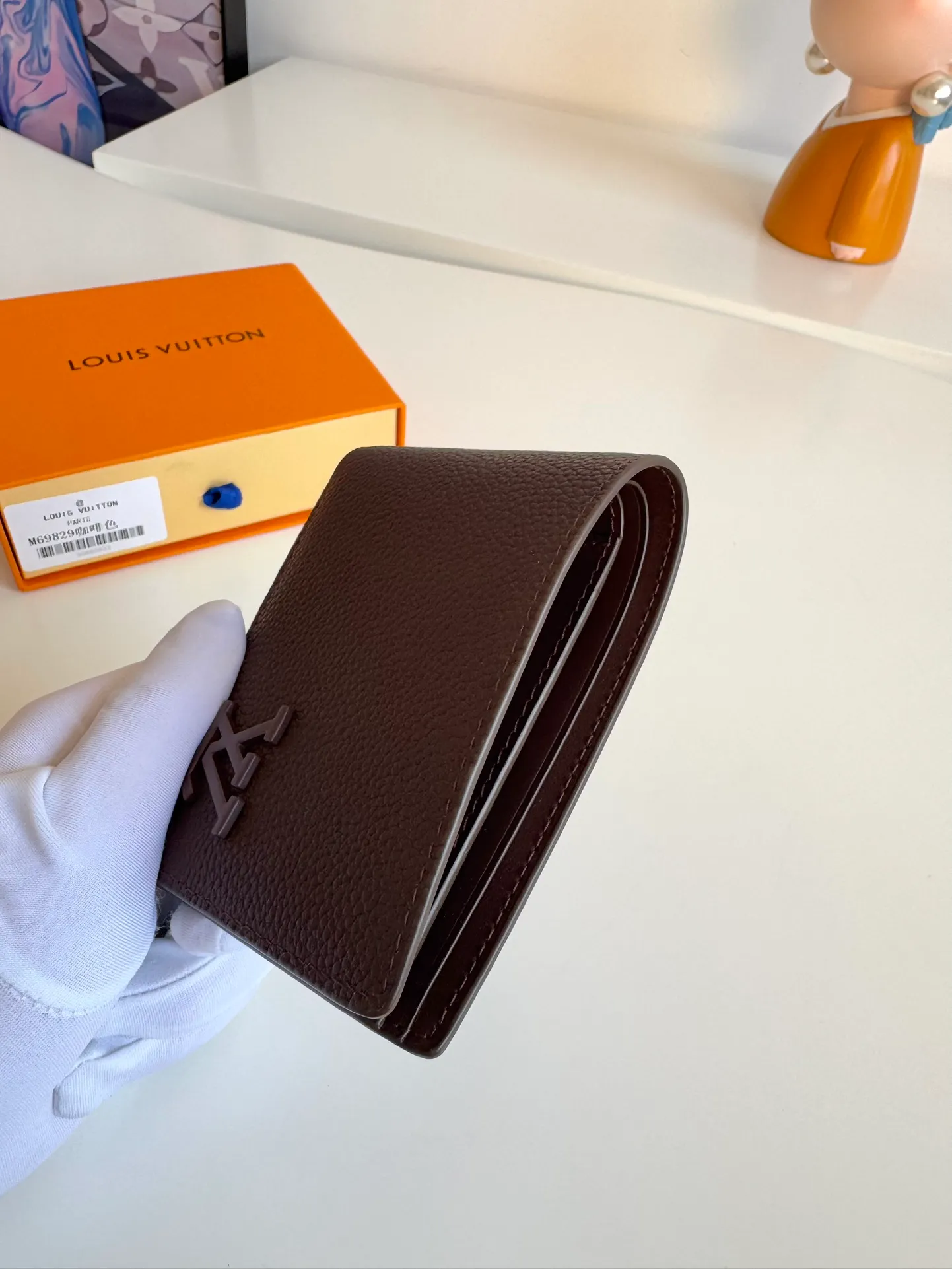 P360🇫🇷Exclusive real shot of overseas original order M69829 coffee! The LV Aerogram Multiple Wallet puts a new spin on a classic design. Exquisite craftsmanship gives the cow leather a rich grain texture, and the metal LV letters mark the brand identity. It can be easily matched with LV Aerogram series handbags. Size: 11.5×9×1.5cm