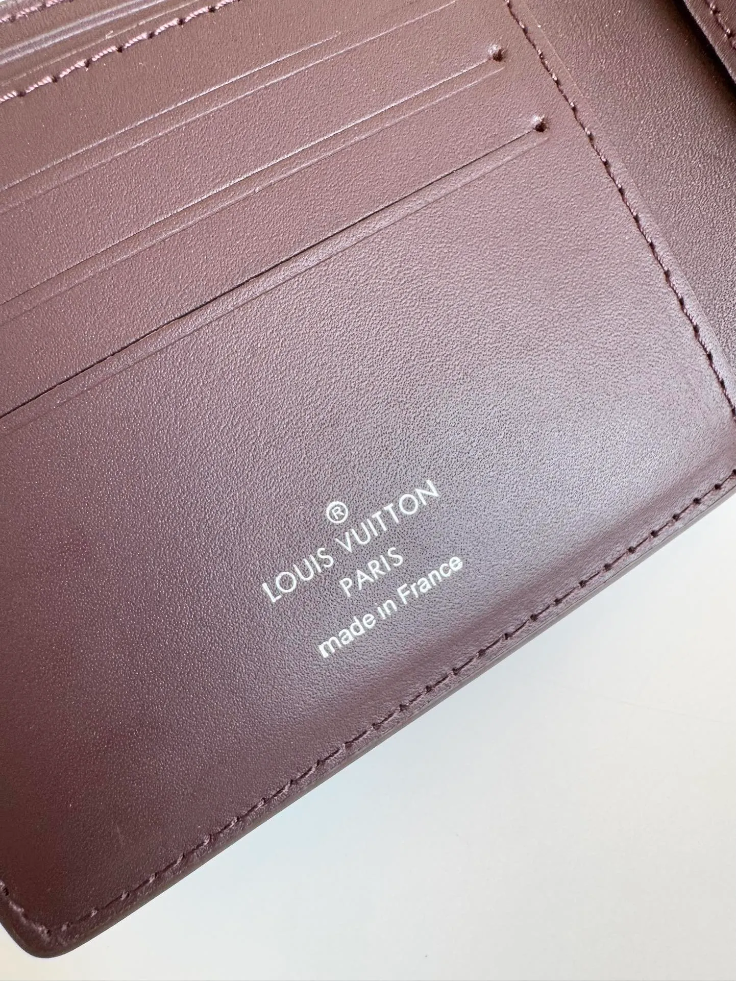 P360🇫🇷Exclusive real shot of overseas original order M69829 coffee! The LV Aerogram Multiple Wallet puts a new spin on a classic design. Exquisite craftsmanship gives the cow leather a rich grain texture, and the metal LV letters mark the brand identity. It can be easily matched with LV Aerogram series handbags. Size: 11.5×9×1.5cm
