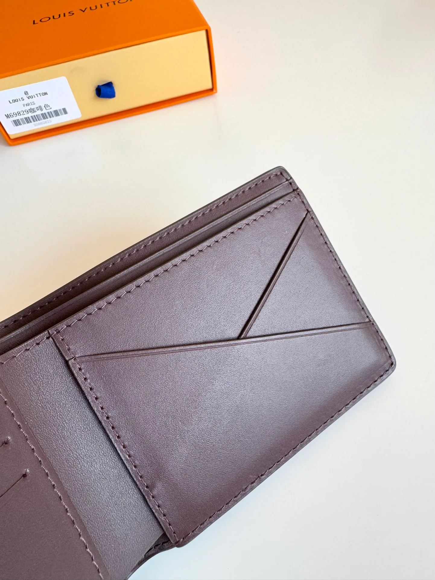 P360🇫🇷Exclusive real shot of overseas original order M69829 coffee! The LV Aerogram Multiple Wallet puts a new spin on a classic design. Exquisite craftsmanship gives the cow leather a rich grain texture, and the metal LV letters mark the brand identity. It can be easily matched with LV Aerogram series handbags. Size: 11.5×9×1.5cm