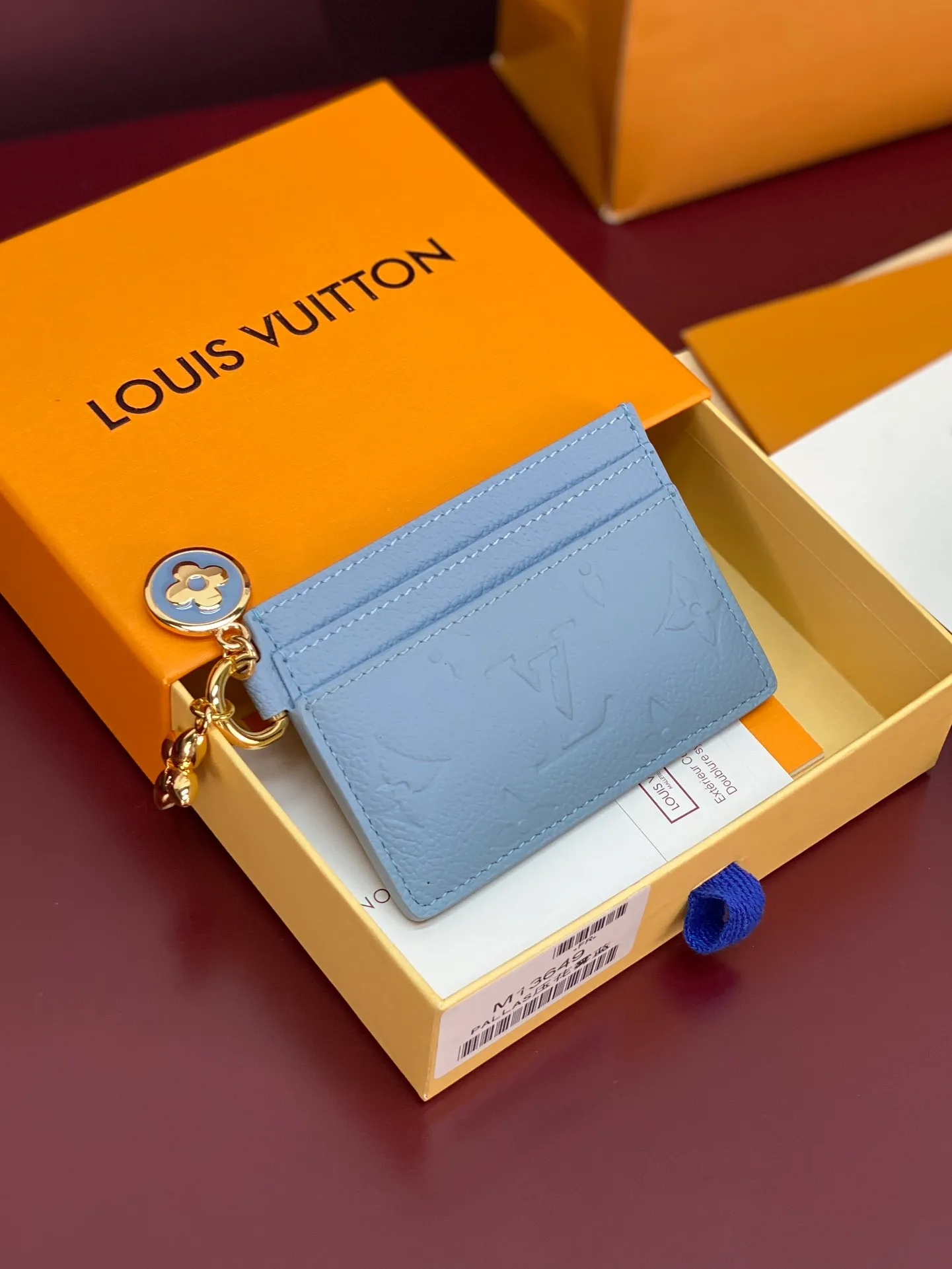 M13647 blue! LV CHARMS card holder! The LV Charms card holder from the LV Ski collection brings a pop of color to any accessory. Monogram Empreinte leather creates a unique structure. Monogram floral decorations are made of enamel technology and metal materials. There are card slots on both sides and a large compartment in the middle.  7.3 x 0.3 x 10.2 cm (height x width x length). 💰340
