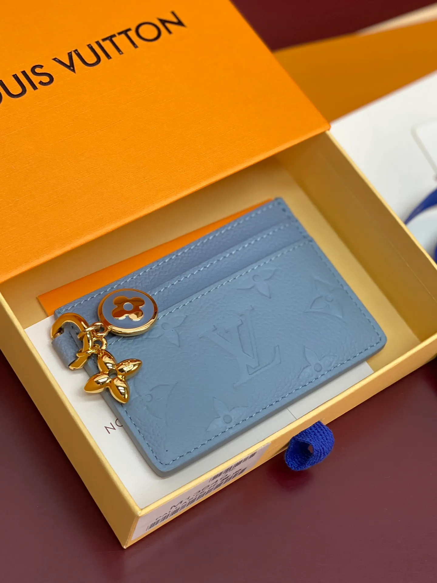 M13647 blue! LV CHARMS card holder! The LV Charms card holder from the LV Ski collection brings a pop of color to any accessory. Monogram Empreinte leather creates a unique structure. Monogram floral decorations are made of enamel technology and metal materials. There are card slots on both sides and a large compartment in the middle.  7.3 x 0.3 x 10.2 cm (height x width x length). 💰340
