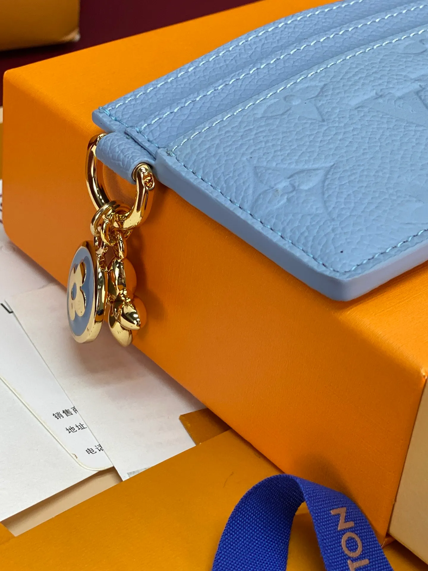 M13647 blue! LV CHARMS card holder! The LV Charms card holder from the LV Ski collection brings a pop of color to any accessory. Monogram Empreinte leather creates a unique structure. Monogram floral decorations are made of enamel technology and metal materials. There are card slots on both sides and a large compartment in the middle.  7.3 x 0.3 x 10.2 cm (height x width x length). 💰340