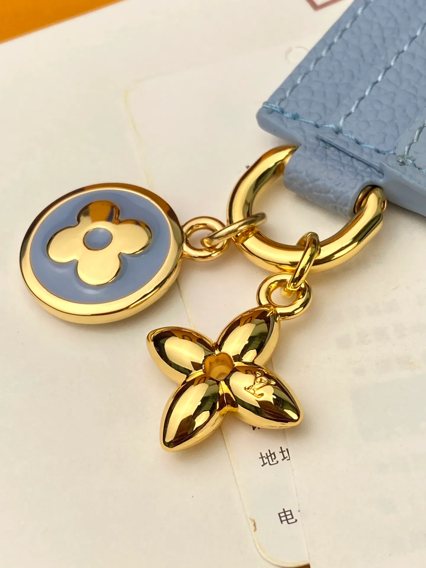M13647 blue! LV CHARMS card holder! The LV Charms card holder from the LV Ski collection brings a pop of color to any accessory. Monogram Empreinte leather creates a unique structure. Monogram floral decorations are made of enamel technology and metal materials. There are card slots on both sides and a large compartment in the middle.  7.3 x 0.3 x 10.2 cm (height x width x length). 💰340