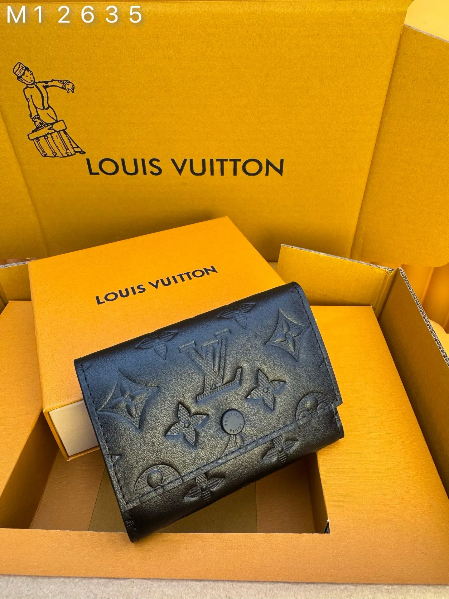 M12635 "Special Duty Free" ♻️[Official Edition·First Class Material·All Steel Hardware·French Chip·Full Packaging] Single shadow leather with single pattern that is lightly embossed has been updated to a "Quite Luxurious" atmosphere and compact size "Victor Wallet". In addition to a zippered pocket, it has a practical interior that includes a note and receipt pocket and five card slots. The flap with "Louis Vuitton" logo snap closure is also attractive. 11.5x9x2.5cm 💰600