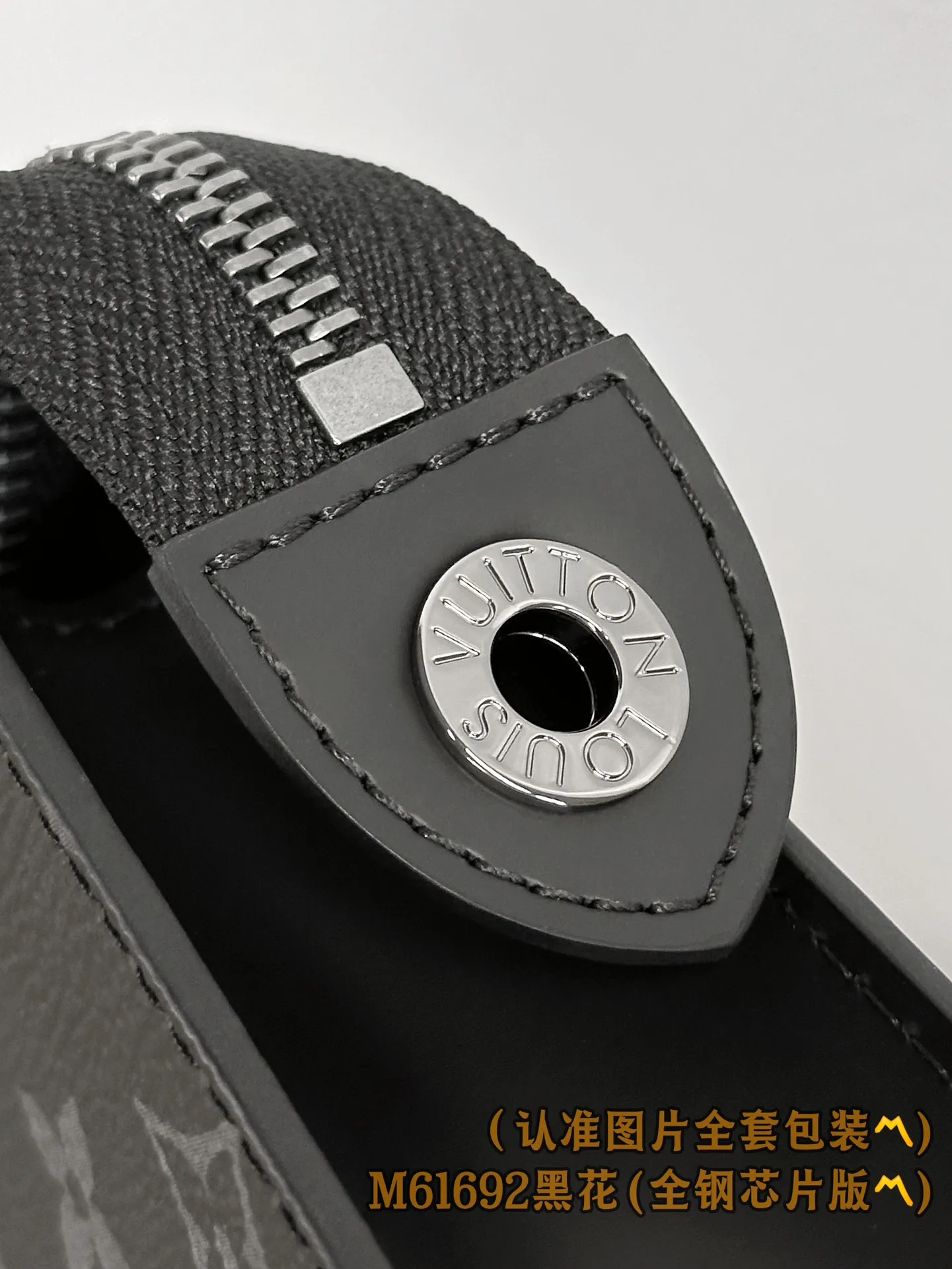 M61692 Black Flower (〽️Grade A all-steel〽️) Personalized customization! Transcoding chip, Pochette Voyage Medium Handbag Cut from the new iconic black and gray Monogram Eclipse canvas, this tough new Pochette Voyage Medium Handbag can easily store personal belongings. 27 x 21 x 6 cm (Length x Height x Width) Premium 430