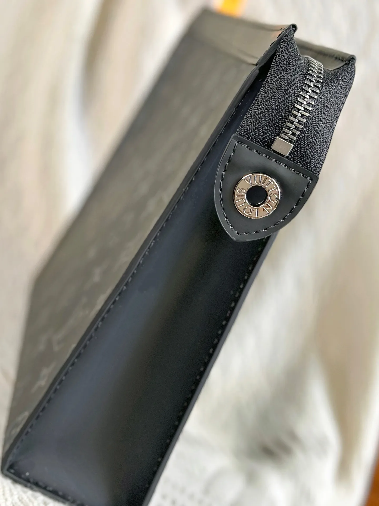 M61692 Black Flower (〽️Grade A all-steel〽️) Personalized customization! Transcoding chip, Pochette Voyage Medium Handbag Cut from the new iconic black and gray Monogram Eclipse canvas, this tough new Pochette Voyage Medium Handbag can easily store personal belongings. 27 x 21 x 6 cm (Length x Height x Width) Premium 430