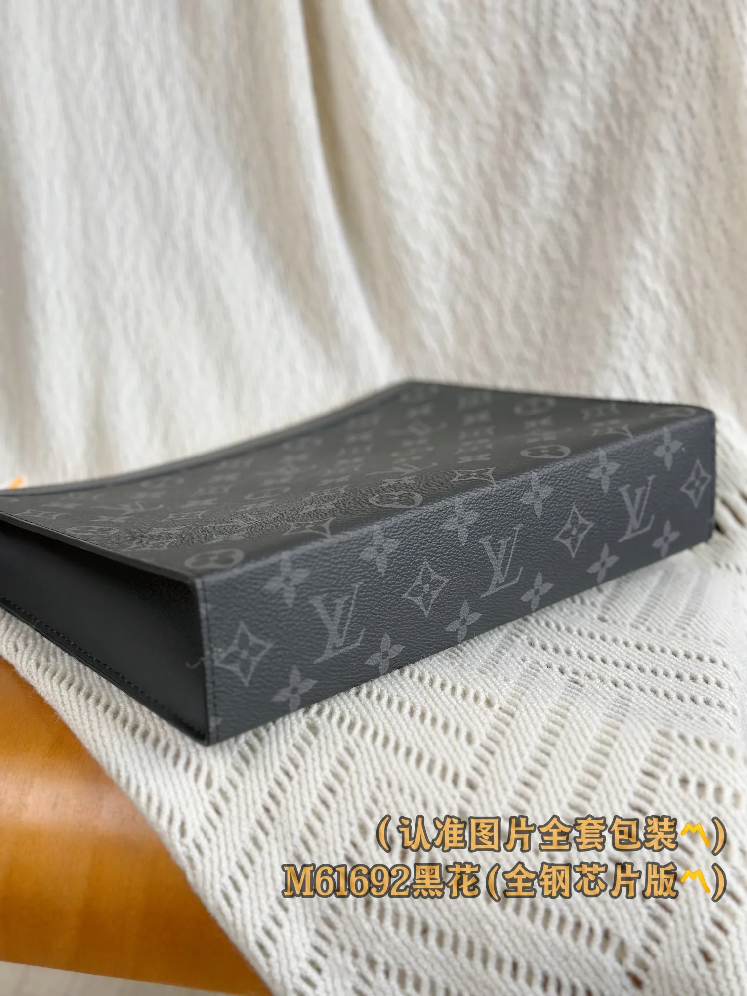M61692 Black Flower (〽️Grade A all-steel〽️) Personalized customization! Transcoding chip, Pochette Voyage Medium Handbag Cut from the new iconic black and gray Monogram Eclipse canvas, this tough new Pochette Voyage Medium Handbag can easily store personal belongings. 27 x 21 x 6 cm (Length x Height x Width) Premium 430