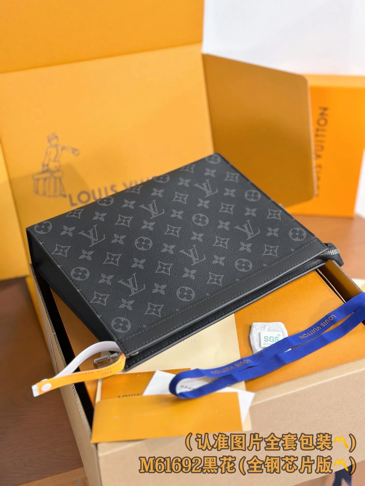 M61692 Black Flower (〽️Grade A all-steel〽️) Personalized customization! Transcoding chip, Pochette Voyage Medium Handbag Cut from the new iconic black and gray Monogram Eclipse canvas, this tough new Pochette Voyage Medium Handbag can easily store personal belongings. 27 x 21 x 6 cm (Length x Height x Width) Premium 430