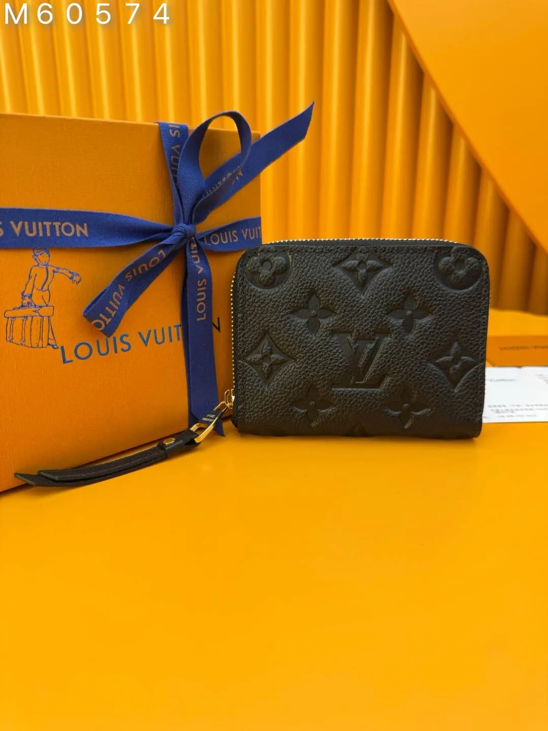 M60574 "Special Duty Free" ♻️[Official Edition·First Class Material·All Steel Hardware·French Chip·Complete Packaging] This classic-looking Zippy zipper coin purse is made of exquisite and soft leather. Spacious capacity and exquisite golden accessories, h elegant temperament. 11.0x8.5x2.0cm 💰620