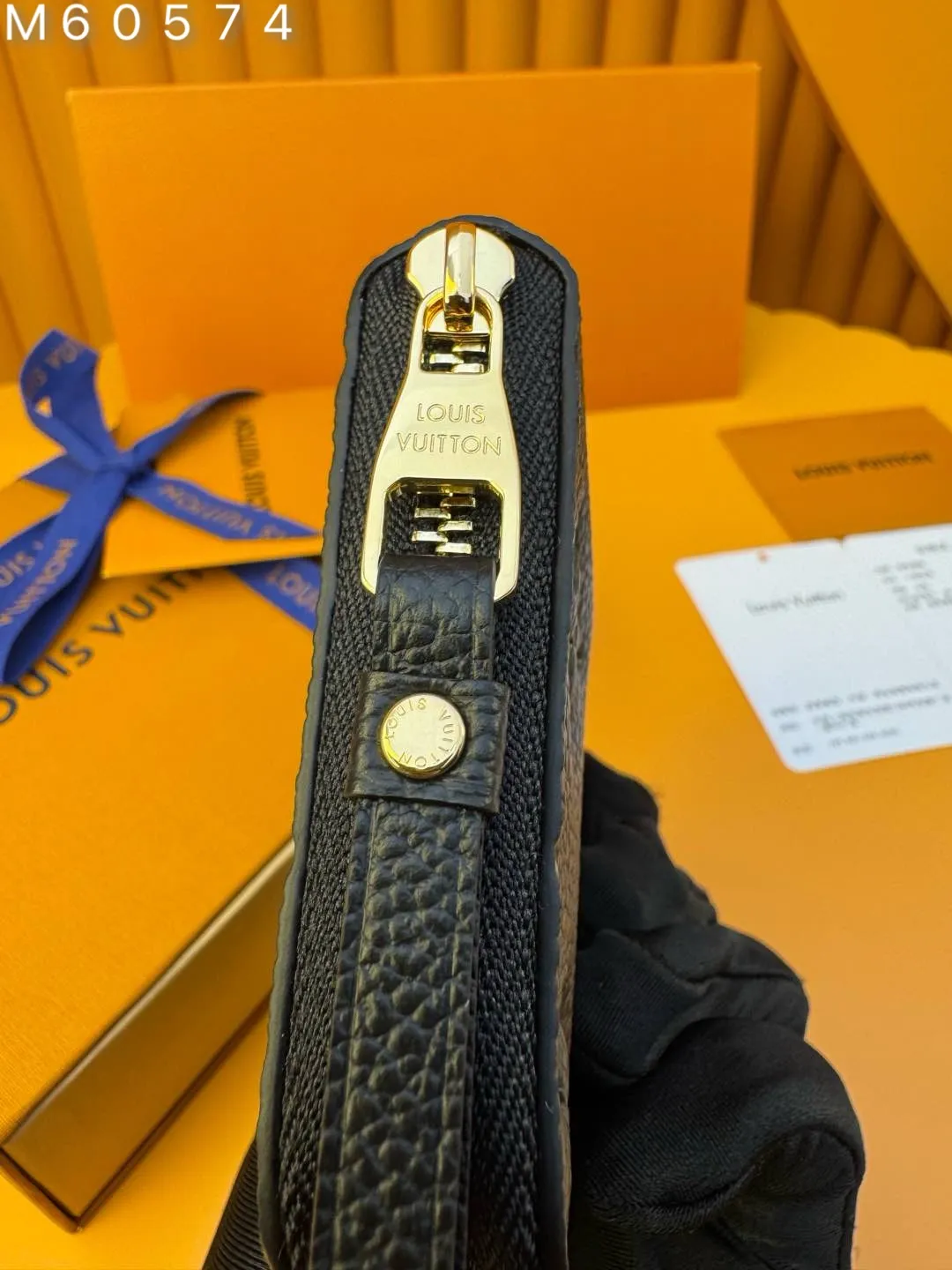 M60574 "Special Duty Free" ♻️[Official Edition·First Class Material·All Steel Hardware·French Chip·Complete Packaging] This classic-looking Zippy zipper coin purse is made of exquisite and soft leather. Spacious capacity and exquisite golden accessories, h elegant temperament. 11.0x8.5x2.0cm 💰620