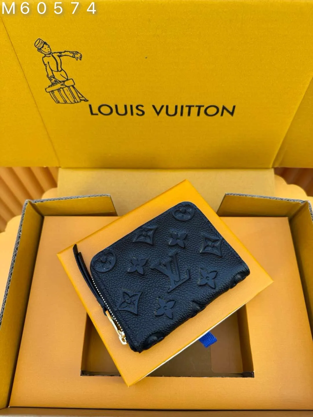 M60574 "Special Duty Free" ♻️[Official Edition·First Class Material·All Steel Hardware·French Chip·Complete Packaging] This classic-looking Zippy zipper coin purse is made of exquisite and soft leather. Spacious capacity and exquisite golden accessories, h elegant temperament. 11.0x8.5x2.0cm 💰620