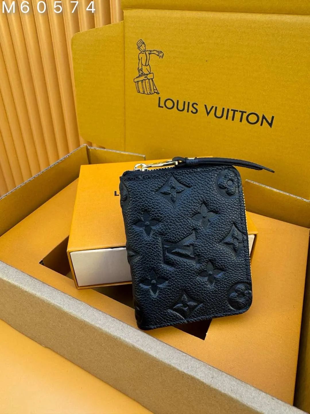 M60574 "Special Duty Free" ♻️[Official Edition·First Class Material·All Steel Hardware·French Chip·Complete Packaging] This classic-looking Zippy zipper coin purse is made of exquisite and soft leather. Spacious capacity and exquisite golden accessories, h elegant temperament. 11.0x8.5x2.0cm 💰620