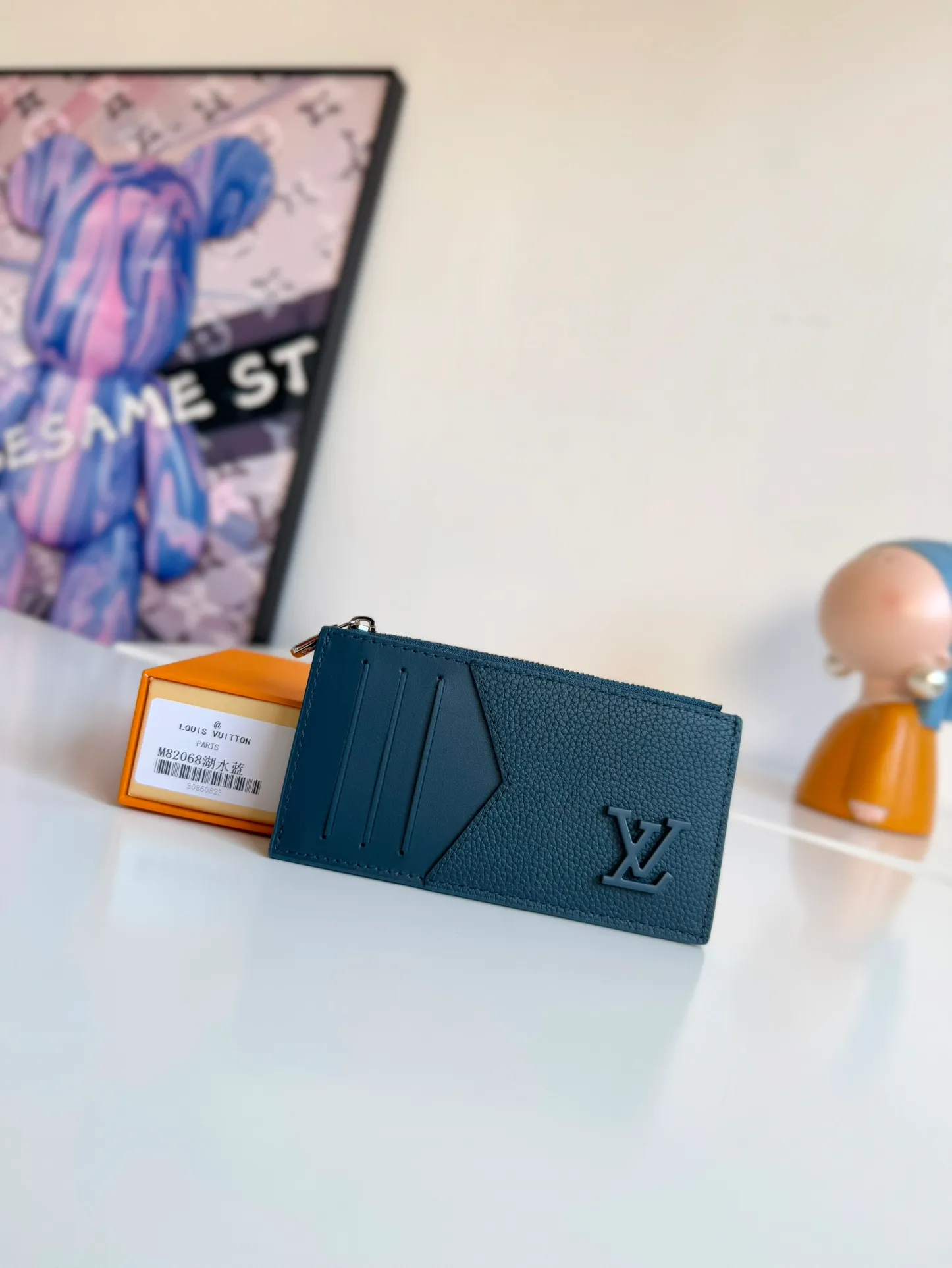 P380🇫🇷Exclusive real shot of overseas original M82068 lake blue! Crafted from Louis Vuitton's signature Taiga leather, the Coin Card Holder has a sleek look and is ideal for safely storing loose change. The interior features multiple credit card slots and bill compartments, as well as a zippered coin pocket. Size: 14.5×8×1cm