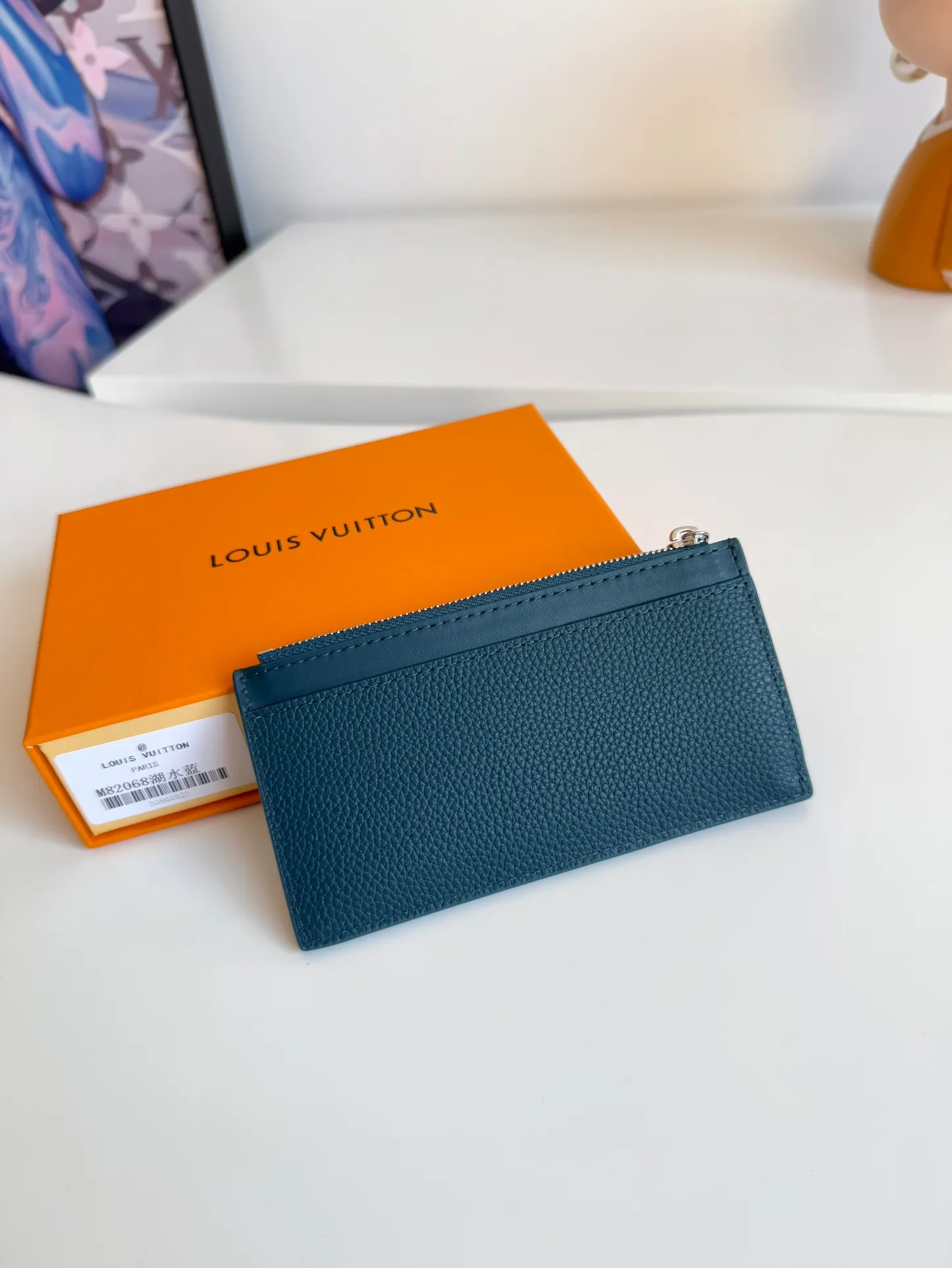 P380🇫🇷Exclusive real shot of overseas original M82068 lake blue! Crafted from Louis Vuitton's signature Taiga leather, the Coin Card Holder has a sleek look and is ideal for safely storing loose change. The interior features multiple credit card slots and bill compartments, as well as a zippered coin pocket. Size: 14.5×8×1cm