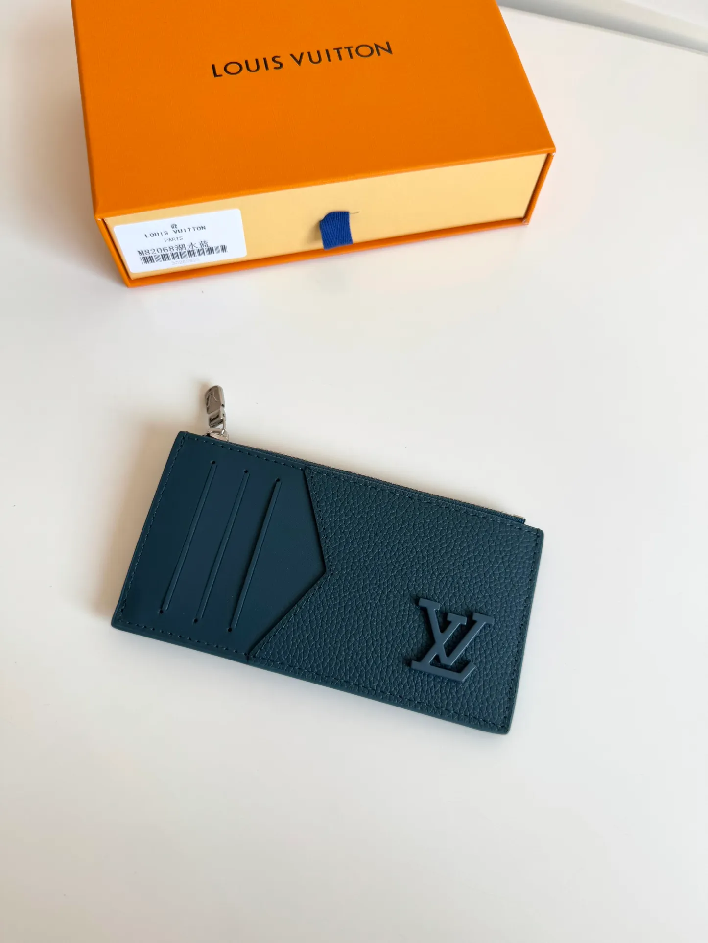 P380🇫🇷Exclusive real shot of overseas original M82068 lake blue! Crafted from Louis Vuitton's signature Taiga leather, the Coin Card Holder has a sleek look and is ideal for safely storing loose change. The interior features multiple credit card slots and bill compartments, as well as a zippered coin pocket. Size: 14.5×8×1cm