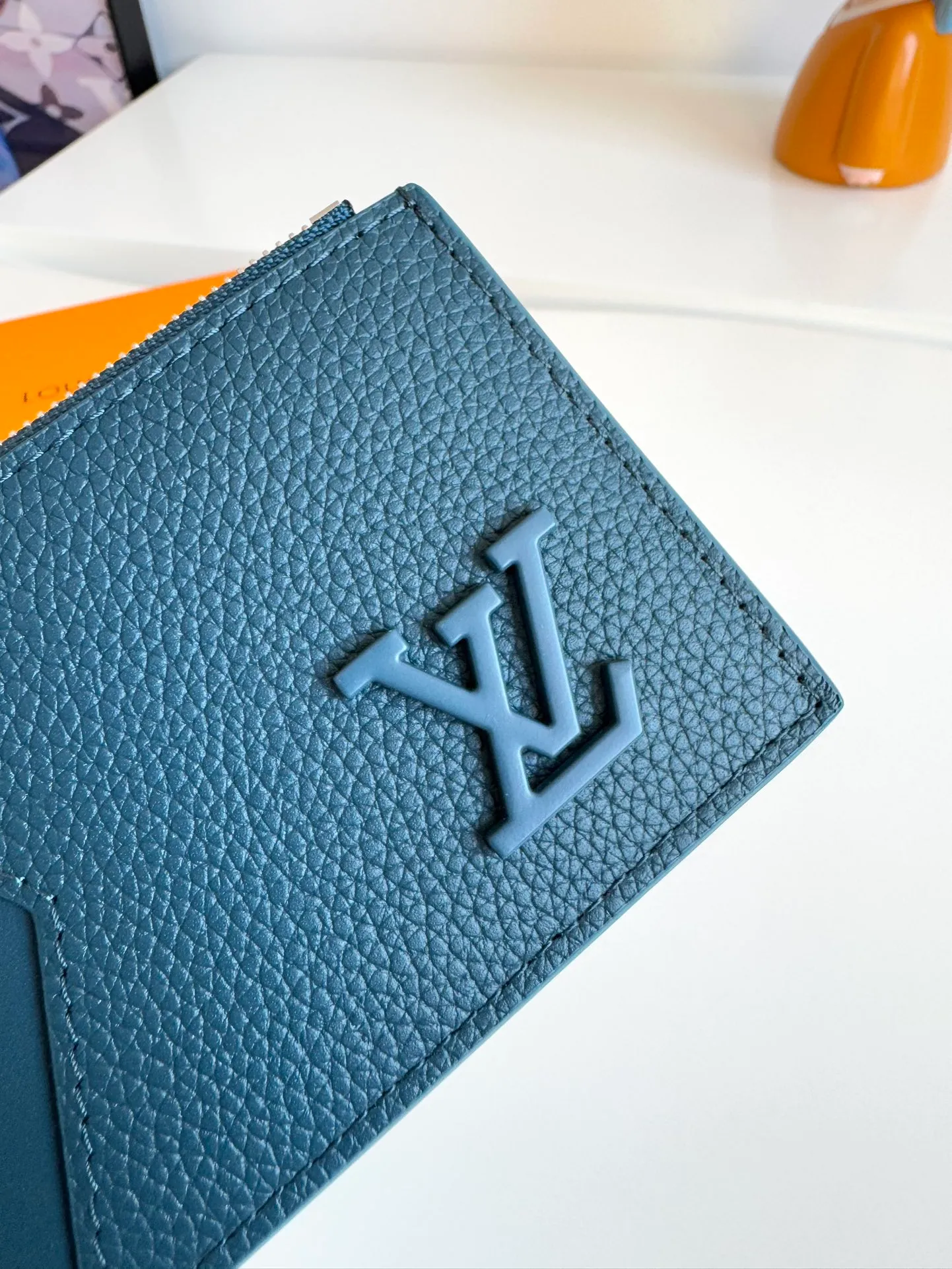P380🇫🇷Exclusive real shot of overseas original M82068 lake blue! Crafted from Louis Vuitton's signature Taiga leather, the Coin Card Holder has a sleek look and is ideal for safely storing loose change. The interior features multiple credit card slots and bill compartments, as well as a zippered coin pocket. Size: 14.5×8×1cm