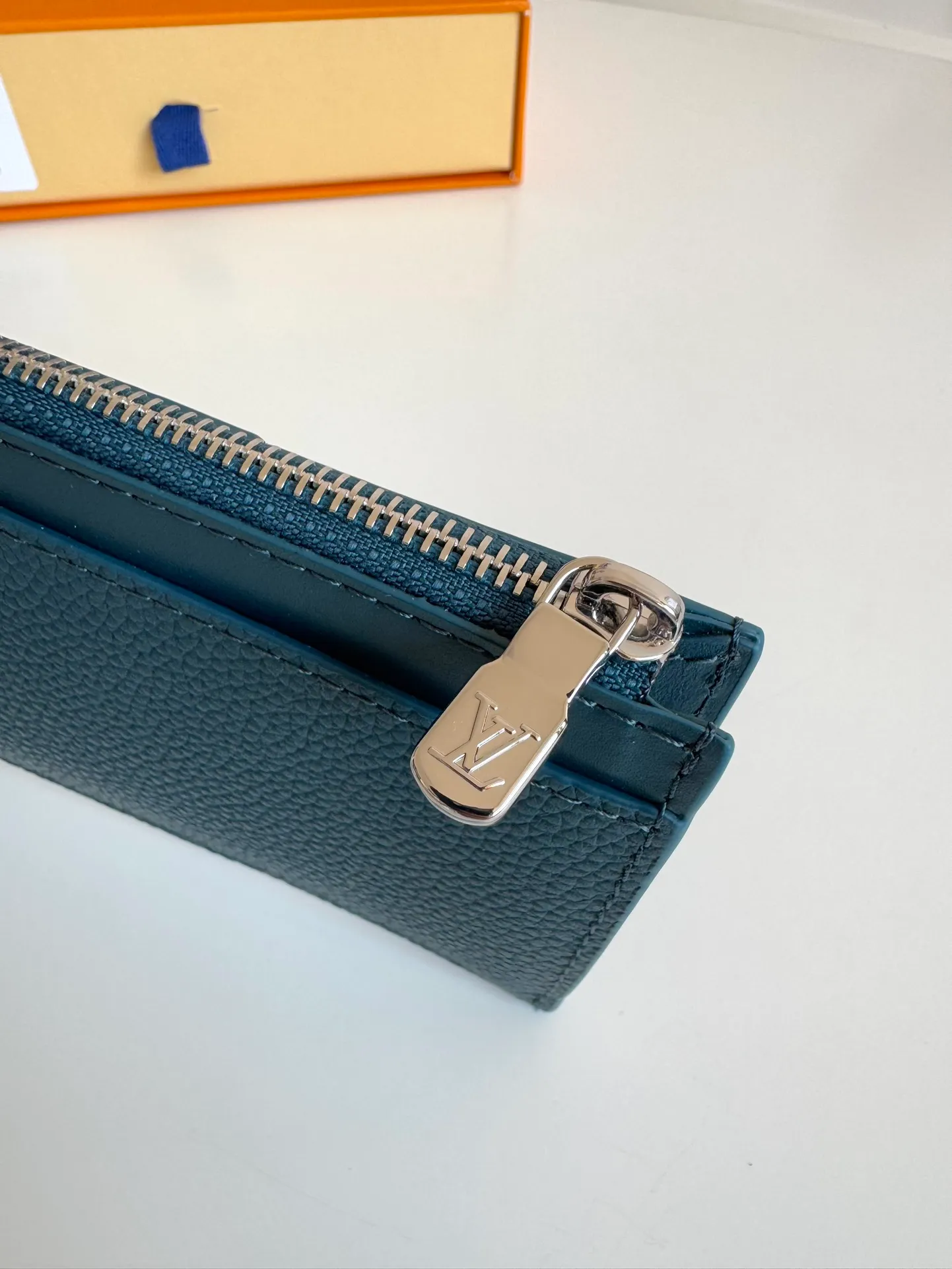 P380🇫🇷Exclusive real shot of overseas original M82068 lake blue! Crafted from Louis Vuitton's signature Taiga leather, the Coin Card Holder has a sleek look and is ideal for safely storing loose change. The interior features multiple credit card slots and bill compartments, as well as a zippered coin pocket. Size: 14.5×8×1cm