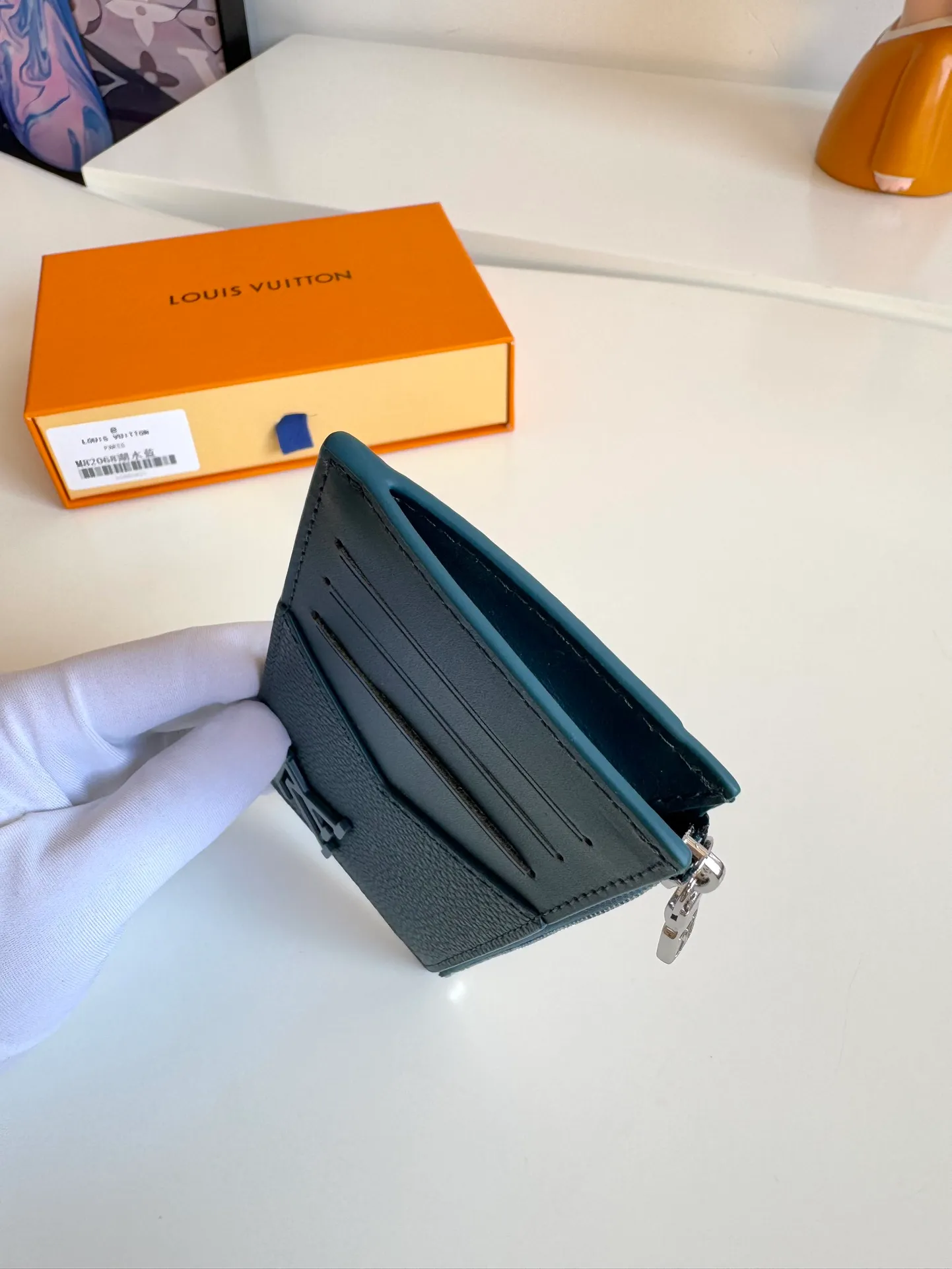 P380🇫🇷Exclusive real shot of overseas original M82068 lake blue! Crafted from Louis Vuitton's signature Taiga leather, the Coin Card Holder has a sleek look and is ideal for safely storing loose change. The interior features multiple credit card slots and bill compartments, as well as a zippered coin pocket. Size: 14.5×8×1cm
