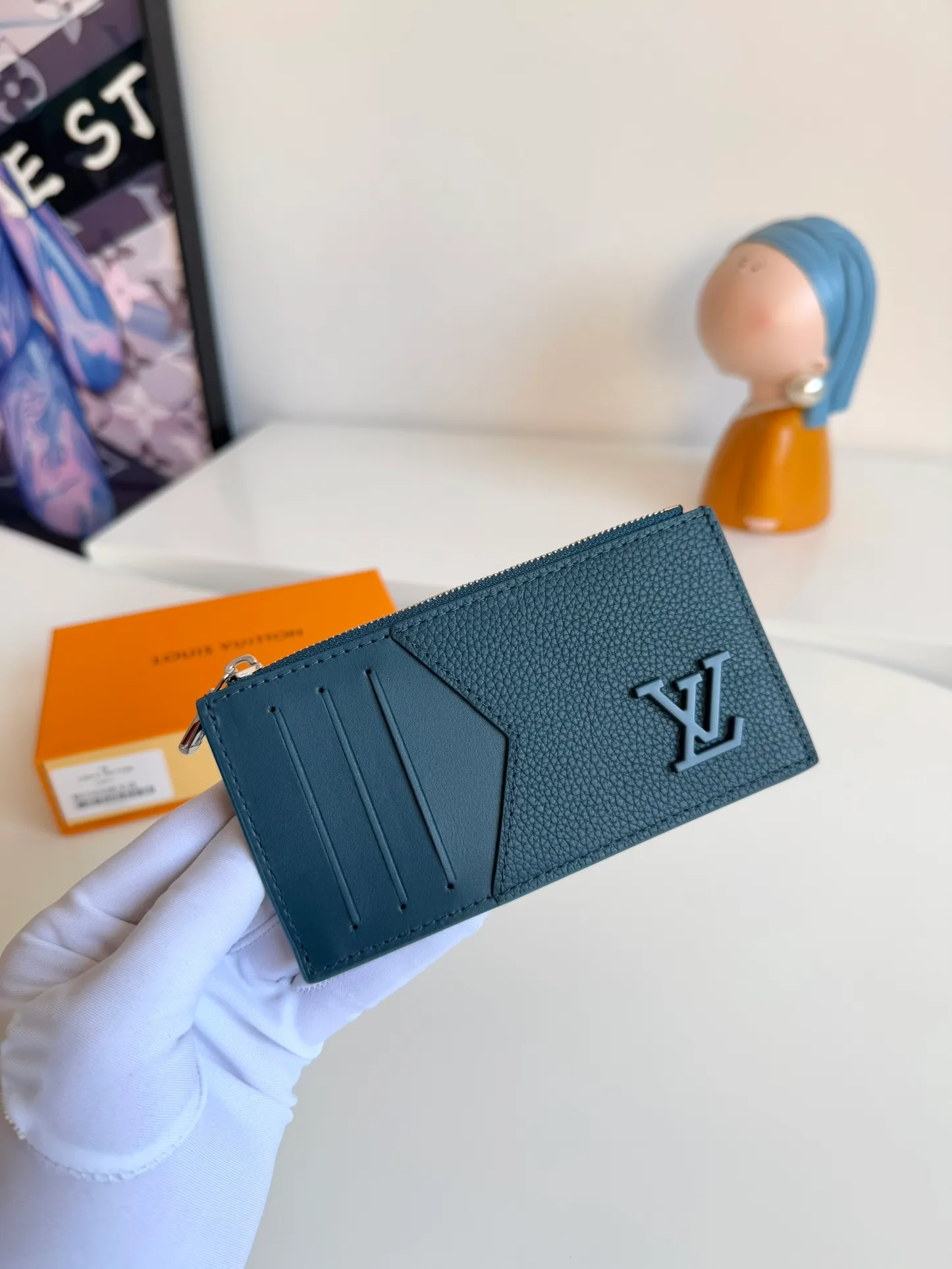 P380🇫🇷Exclusive real shot of overseas original M82068 lake blue! Crafted from Louis Vuitton's signature Taiga leather, the Coin Card Holder has a sleek look and is ideal for safely storing loose change. The interior features multiple credit card slots and bill compartments, as well as a zippered coin pocket. Size: 14.5×8×1cm