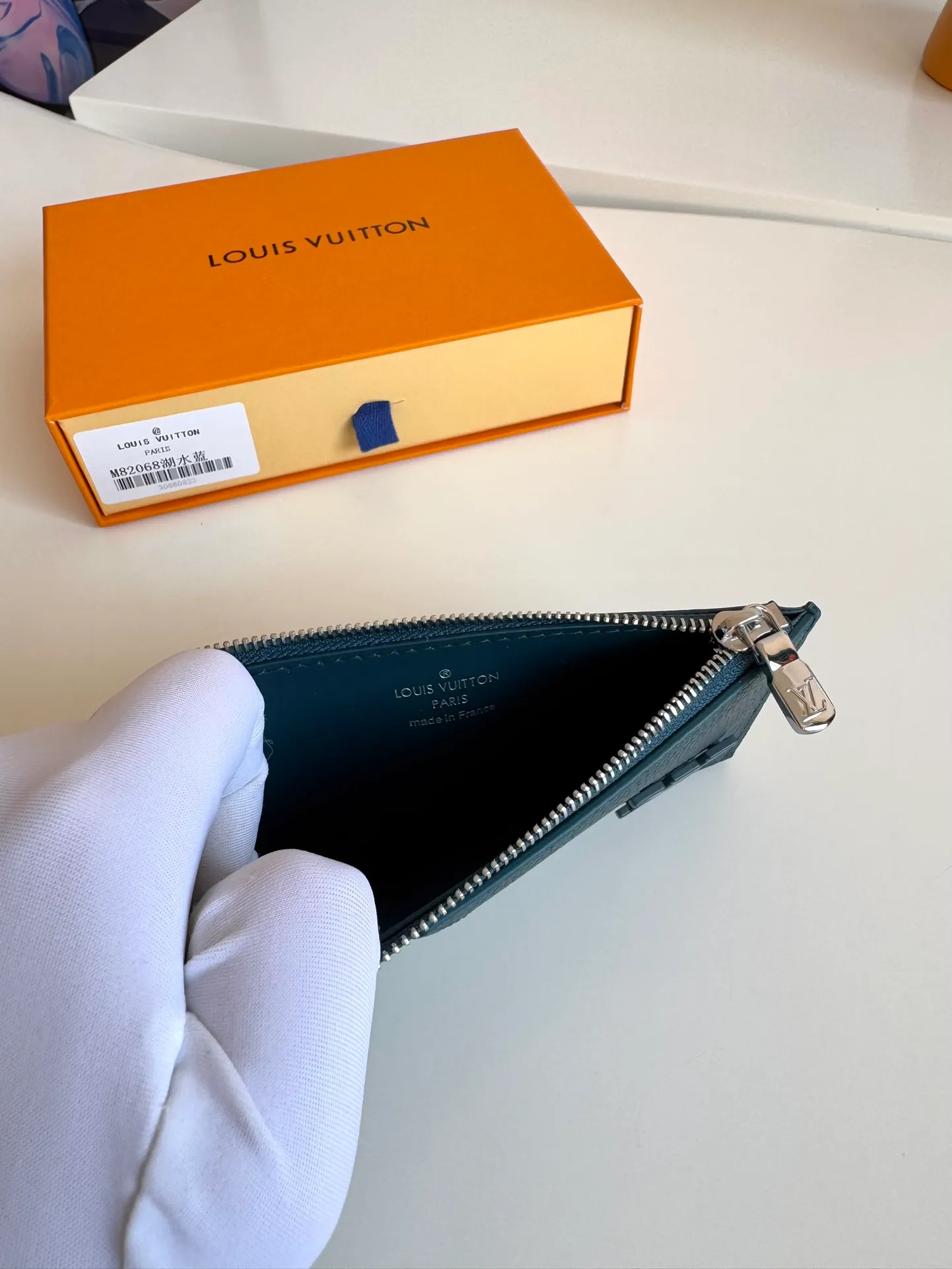 P380🇫🇷Exclusive real shot of overseas original M82068 lake blue! Crafted from Louis Vuitton's signature Taiga leather, the Coin Card Holder has a sleek look and is ideal for safely storing loose change. The interior features multiple credit card slots and bill compartments, as well as a zippered coin pocket. Size: 14.5×8×1cm