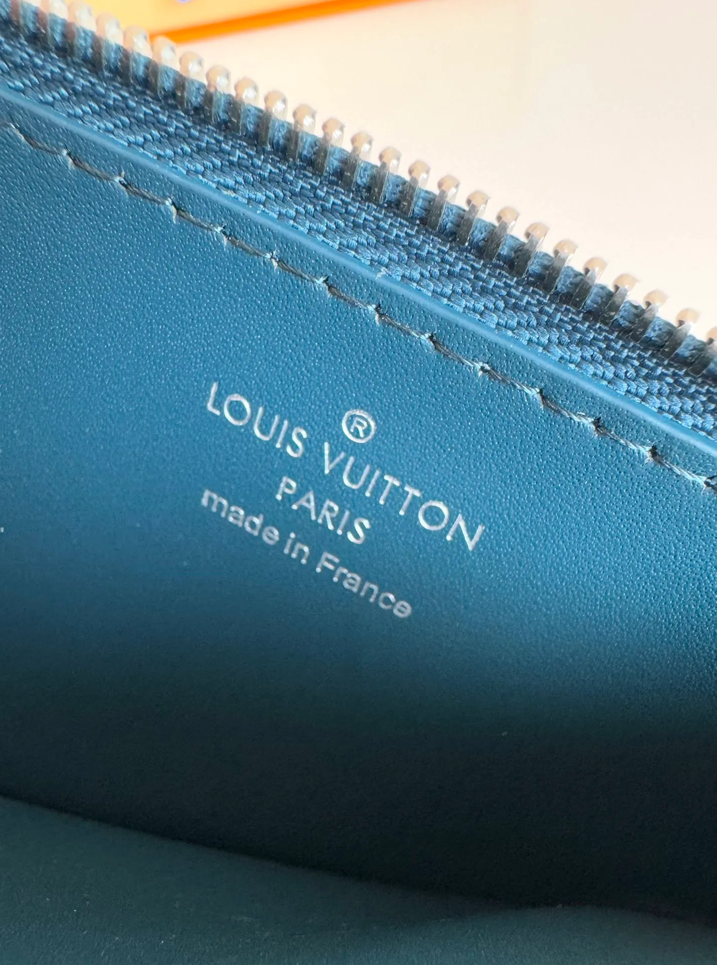 P380🇫🇷Exclusive real shot of overseas original M82068 lake blue! Crafted from Louis Vuitton's signature Taiga leather, the Coin Card Holder has a sleek look and is ideal for safely storing loose change. The interior features multiple credit card slots and bill compartments, as well as a zippered coin pocket. Size: 14.5×8×1cm