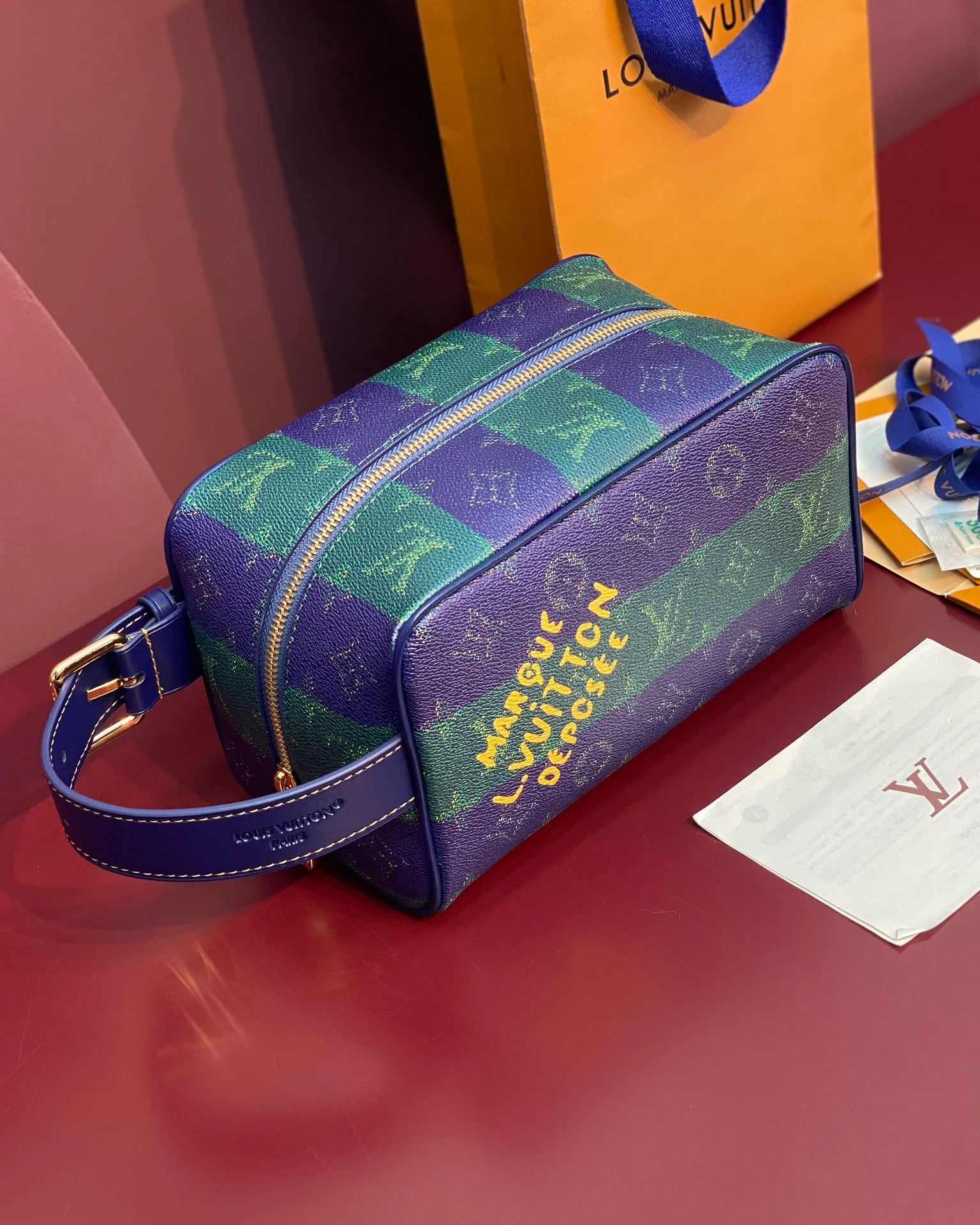 M25902 Blue Stripe! Core version! The LOCKER DOPP KIT toilet bag is made of Monogram Heritage coated canvas designed by Pharrell Williams, integrating the Monogram pattern into the vertical and horizontal texture of the original Damier check. The main compartment and interior patch pockets are functional, while the interior lining is accented with vibrant stripes. Dimensions: 13 x 12 x 23 cm (H x W x Length)